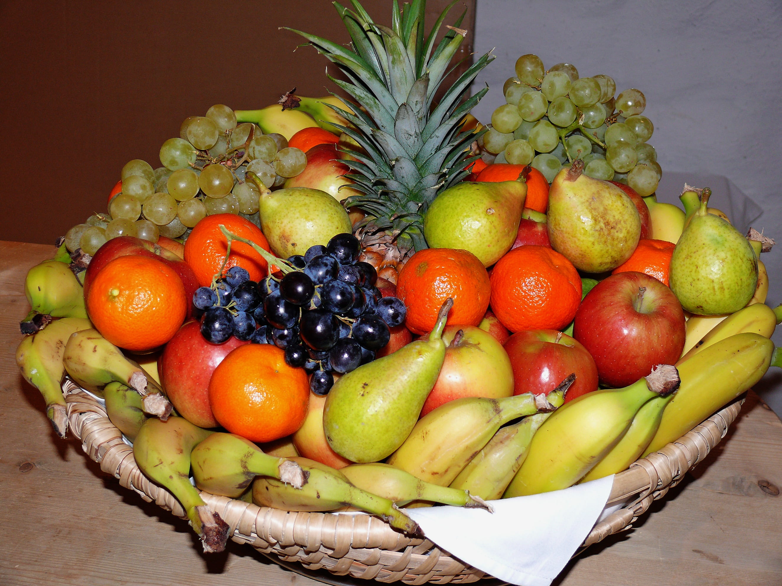 surface, fruit, eat, choice, vitamins, pineapple, healthy eating, white grapes, wood - material, wellbeing, delicious, fruits, still life, autumn, tropical fruit, HD Wallpaper