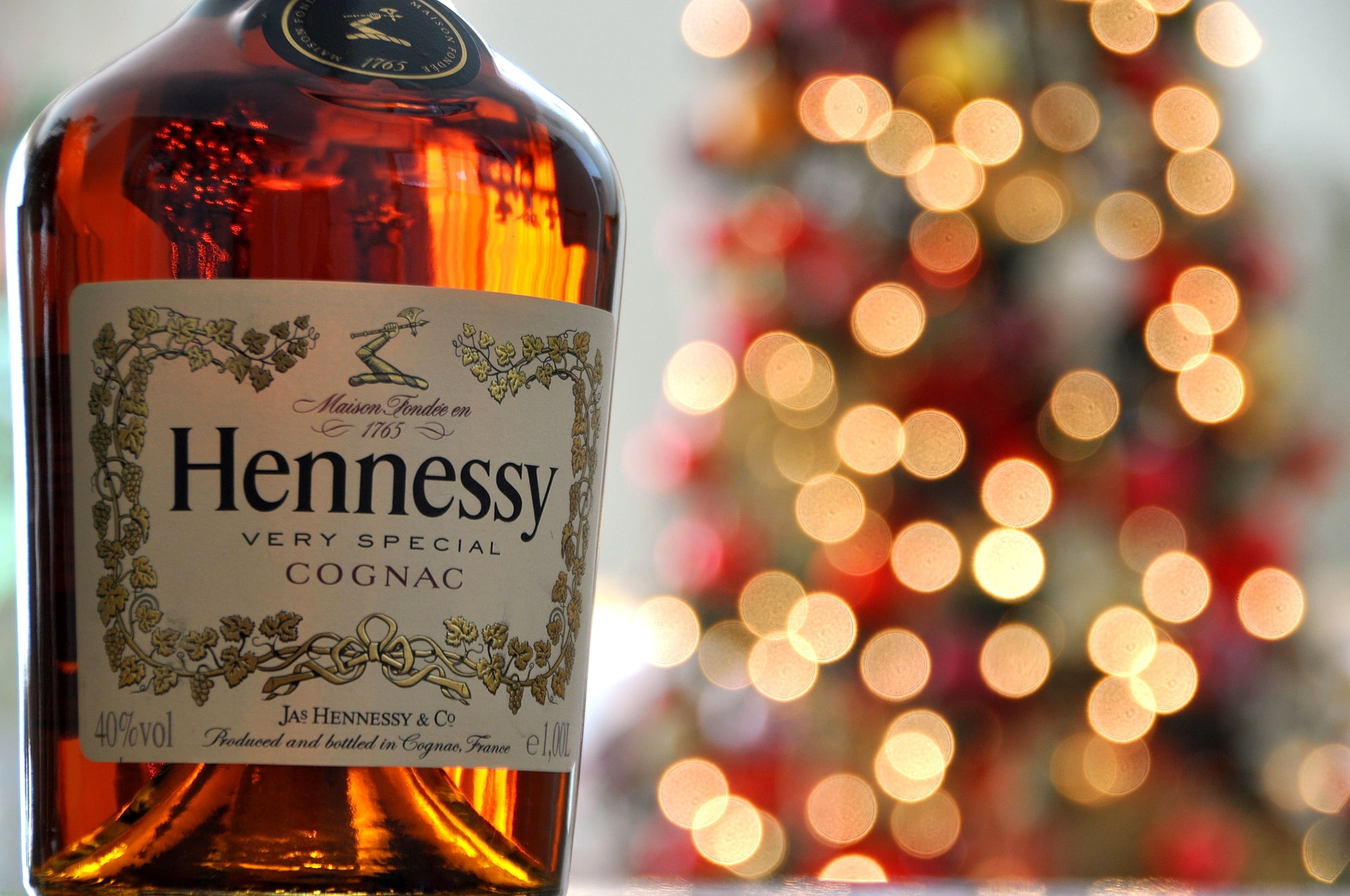 communication, illuminated, drink, bokeh, christmas, glass, special, cognac, holiday, bottle, close-up, label, focus on foreground, Hennessy, christmas tree, HD Wallpaper
