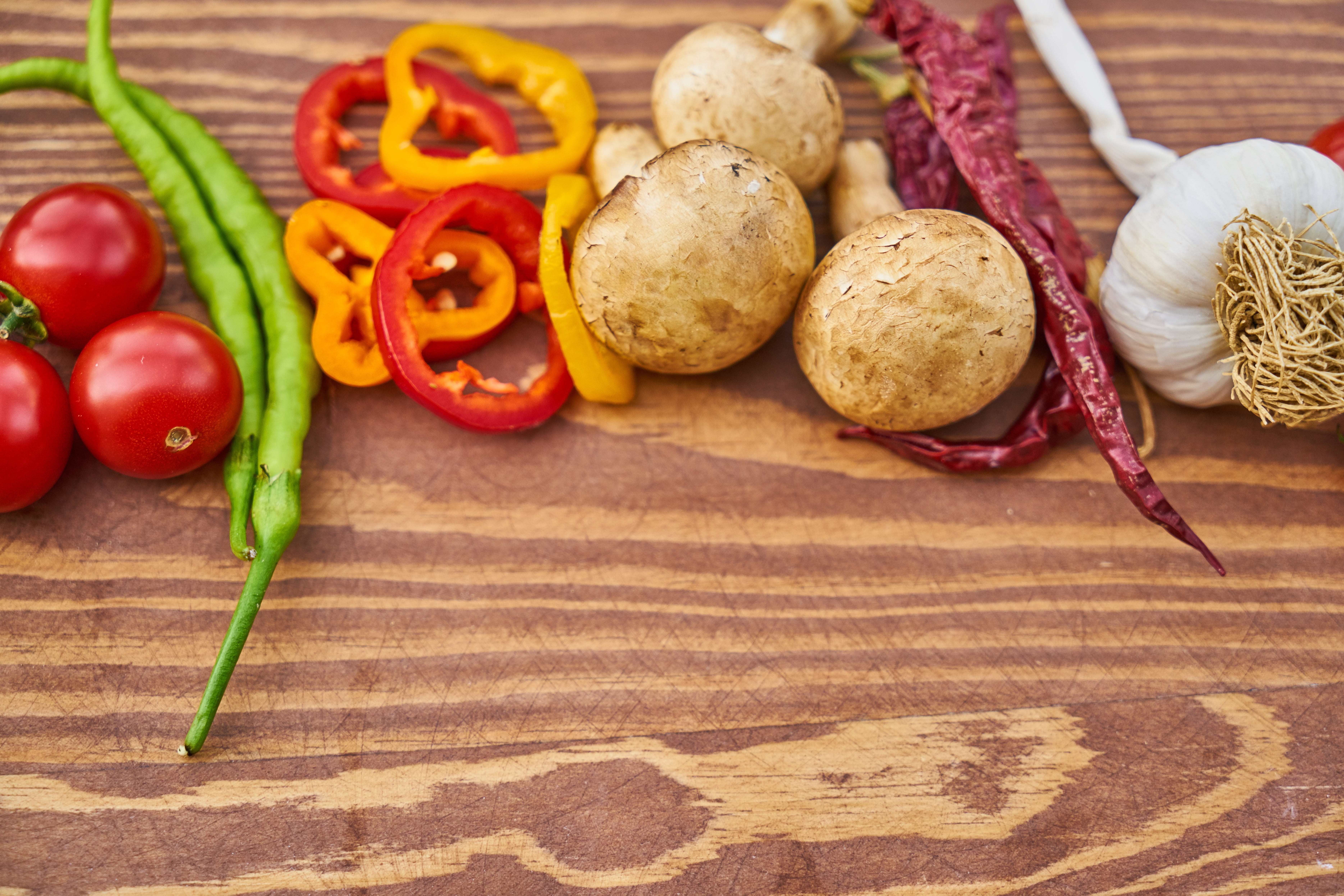 healthy food, wood-fibre boards, food and drink, nobody, product photo, pepper, beautiful, pizza, sliced, mushroom, vegetable, ingredient, freshness, wellbeing, HD Wallpaper