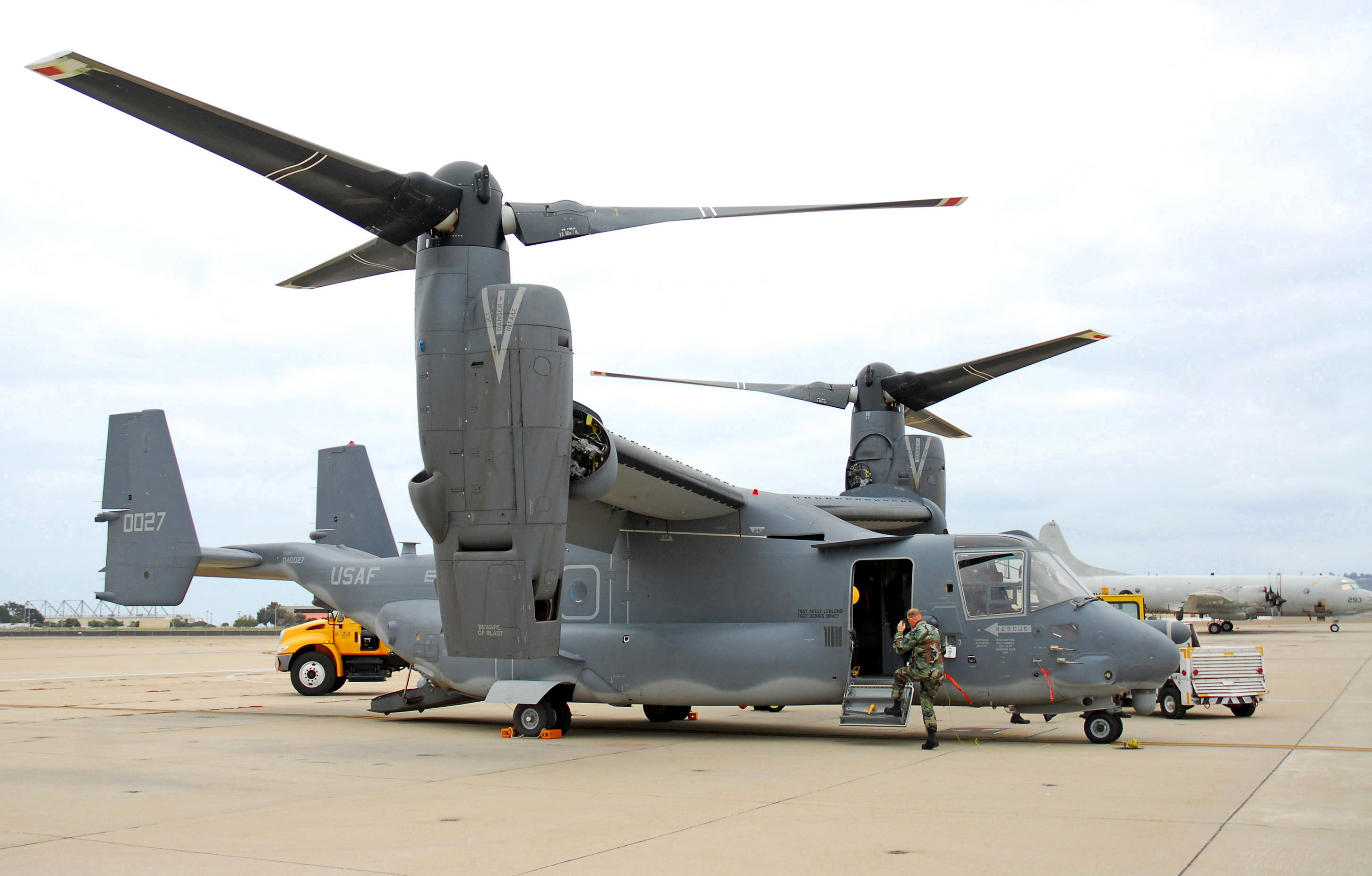 aerospace industry, Boeing-Bell V-22 Osprey, nature, helicopter, transportation, mode of transportation, airport runway, stationary, military, sky, air force, HD Wallpaper