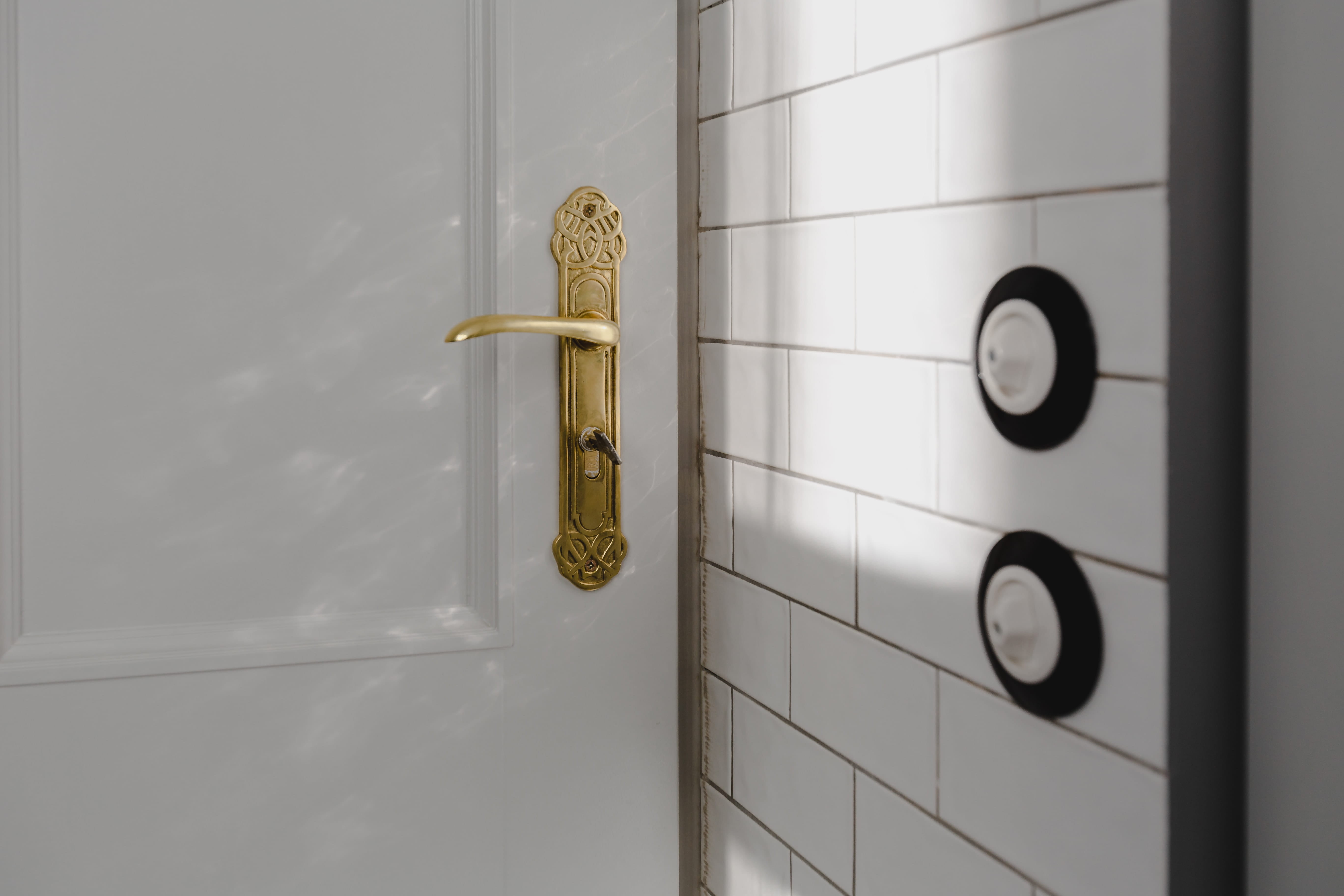 knob, elegance, entrance, wall - building feature, gold, bathroom, metal, domestic room, close-up, elegant, classic, flooring, tile, wood - material, home, HD Wallpaper