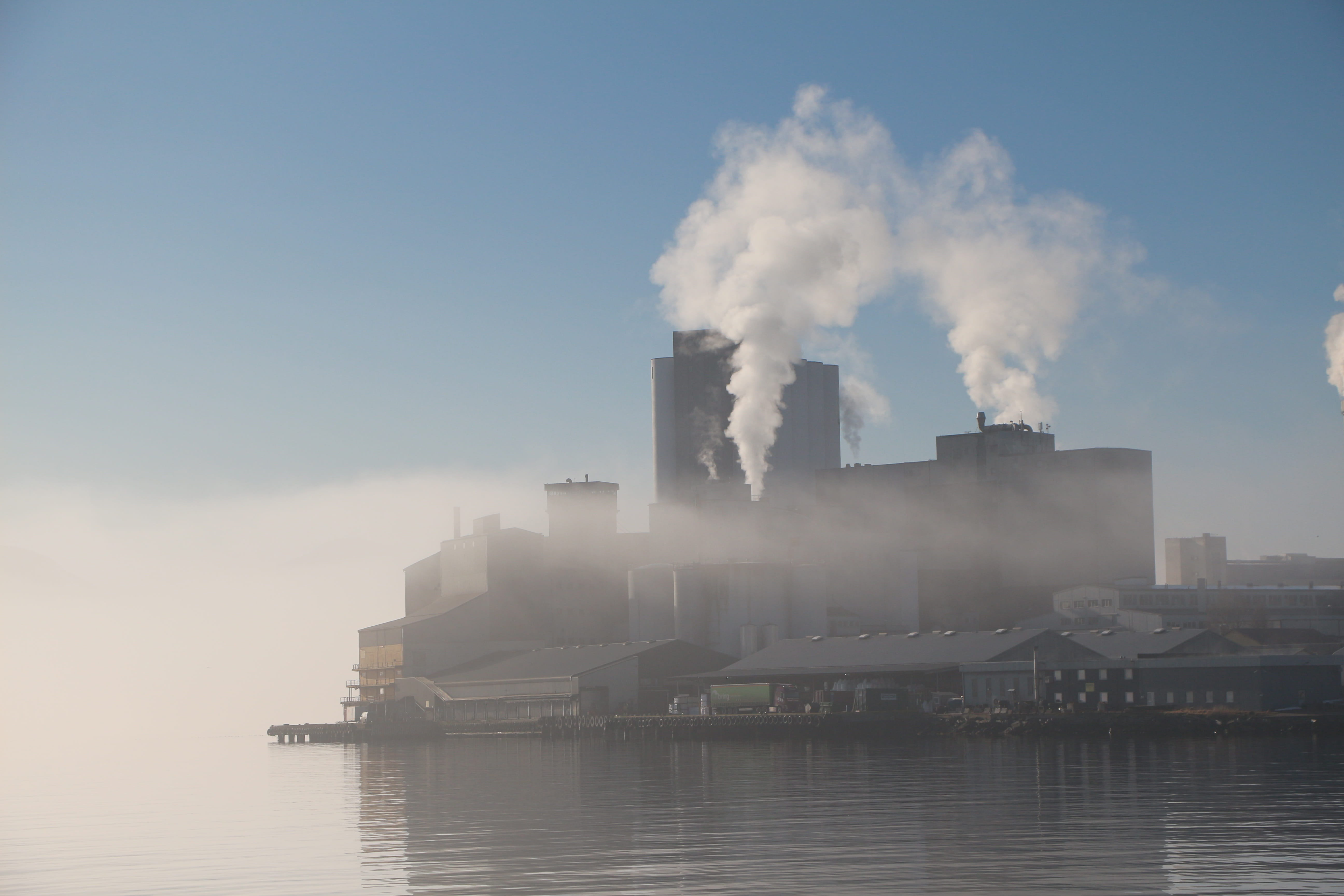 landscape, waterfront, clear sky, towards the light, Ice Water, sea, smoke, winter, atmospheric, summer, fumes, pipe, environment, waves, smog, stavanger, HD Wallpaper