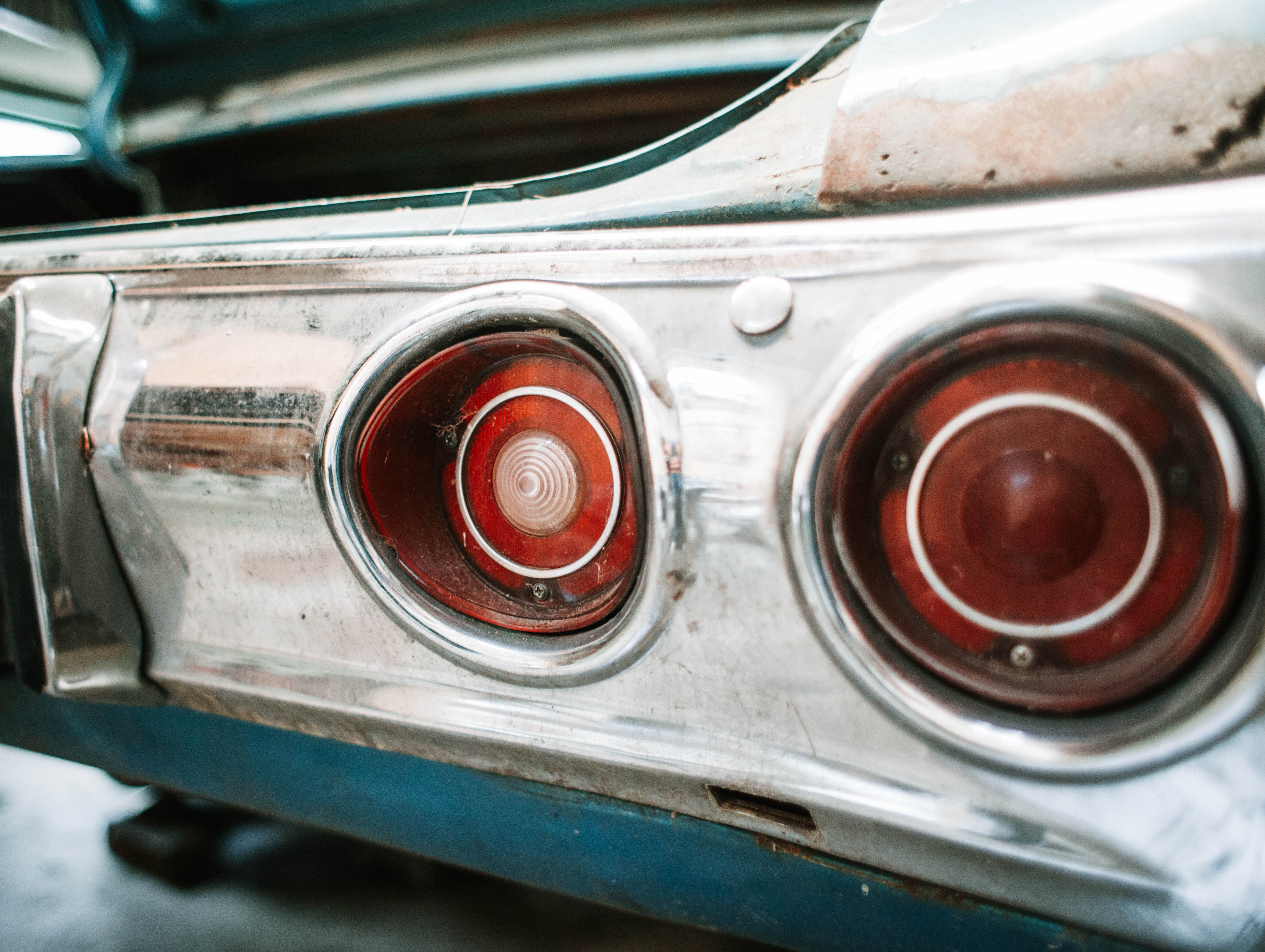 tire, handle, vintage car, emblem, close-up, retro styled, no people, grille, land vehicle, car, logo, wheel, focus on foreground, shiny, metal, light, HD Wallpaper
