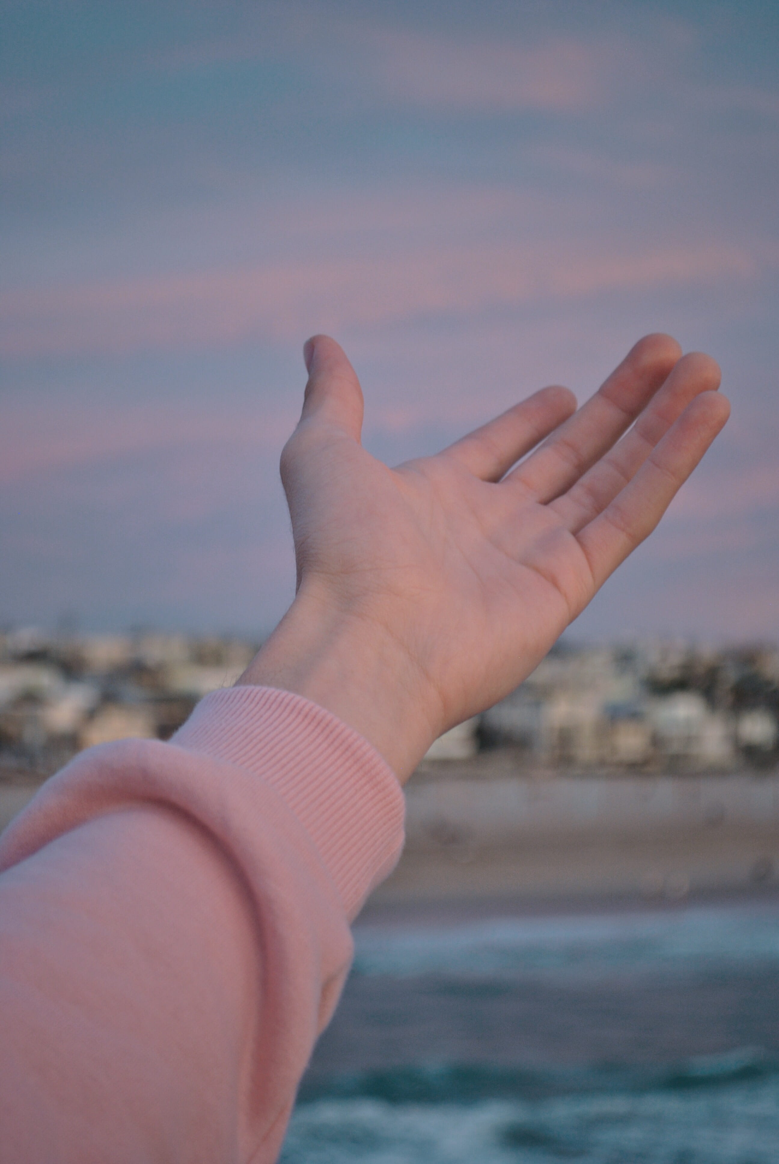 handrail, leisure activities, outdoors, focus on foreground, hand, human finger, spire, tower, wrist, beach, banister, plaid, sky, human, building, land, Phone HD Wallpaper