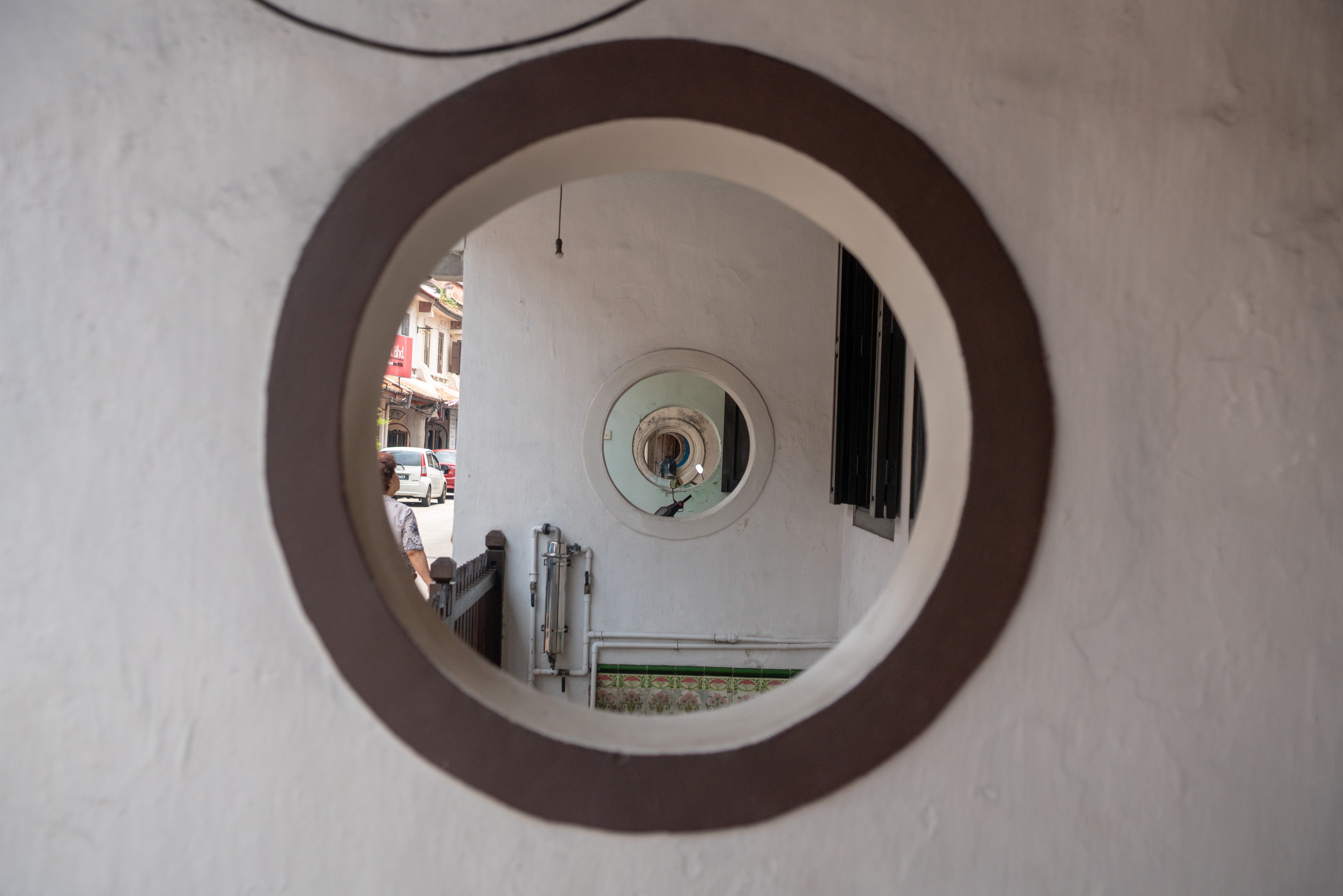 hole, human, window, wall - building feature, architecture, mirror, manhole, handle, vehicle, car, tower, drain, curtain, circle, built structure, sunlight, HD Wallpaper
