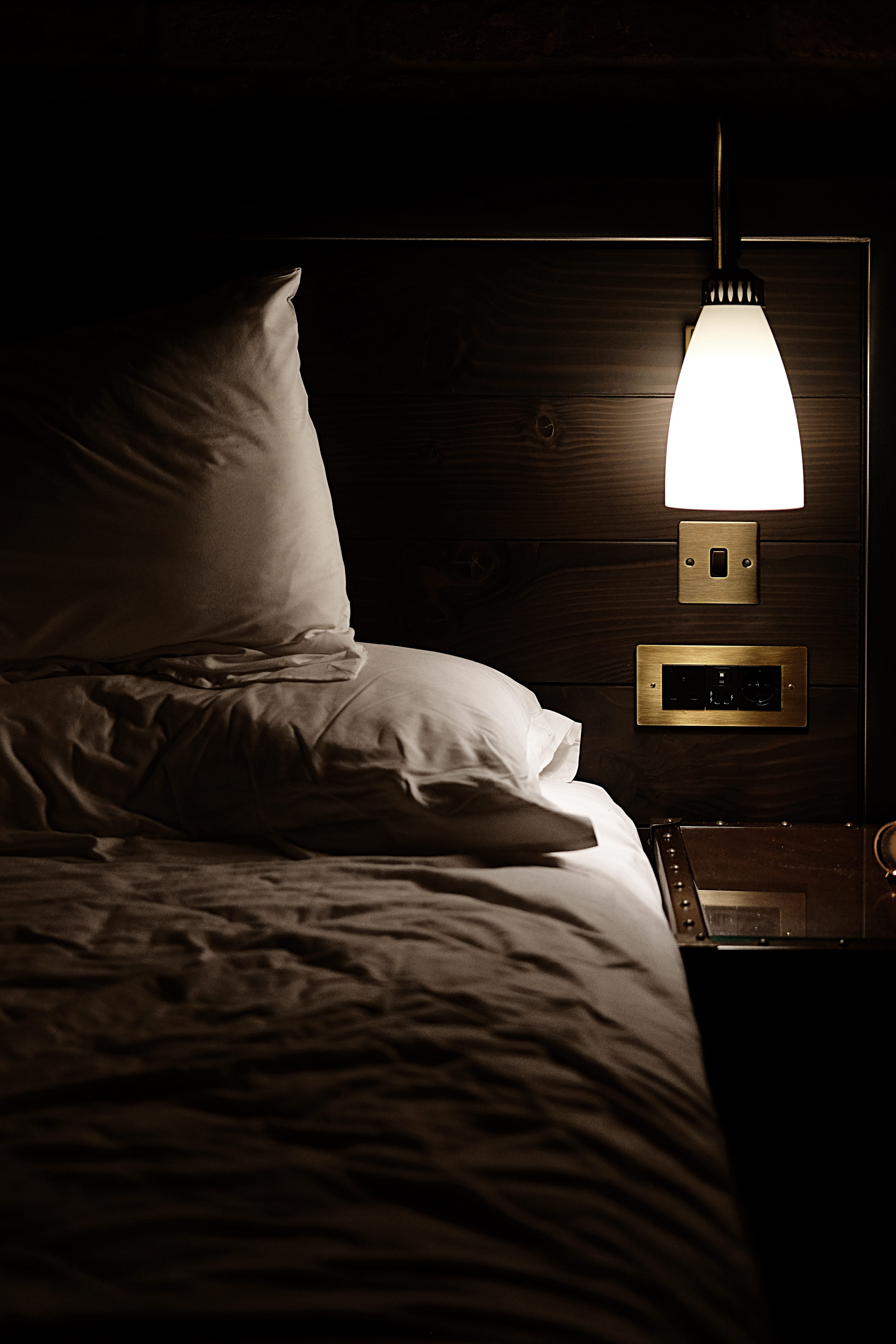comfortable, no people, nightstand, home, cozy, luxury, lifestyle, lighting equipment, domestic room, bedside lamp, luxery, home interior, night, gold, Phone HD Wallpaper