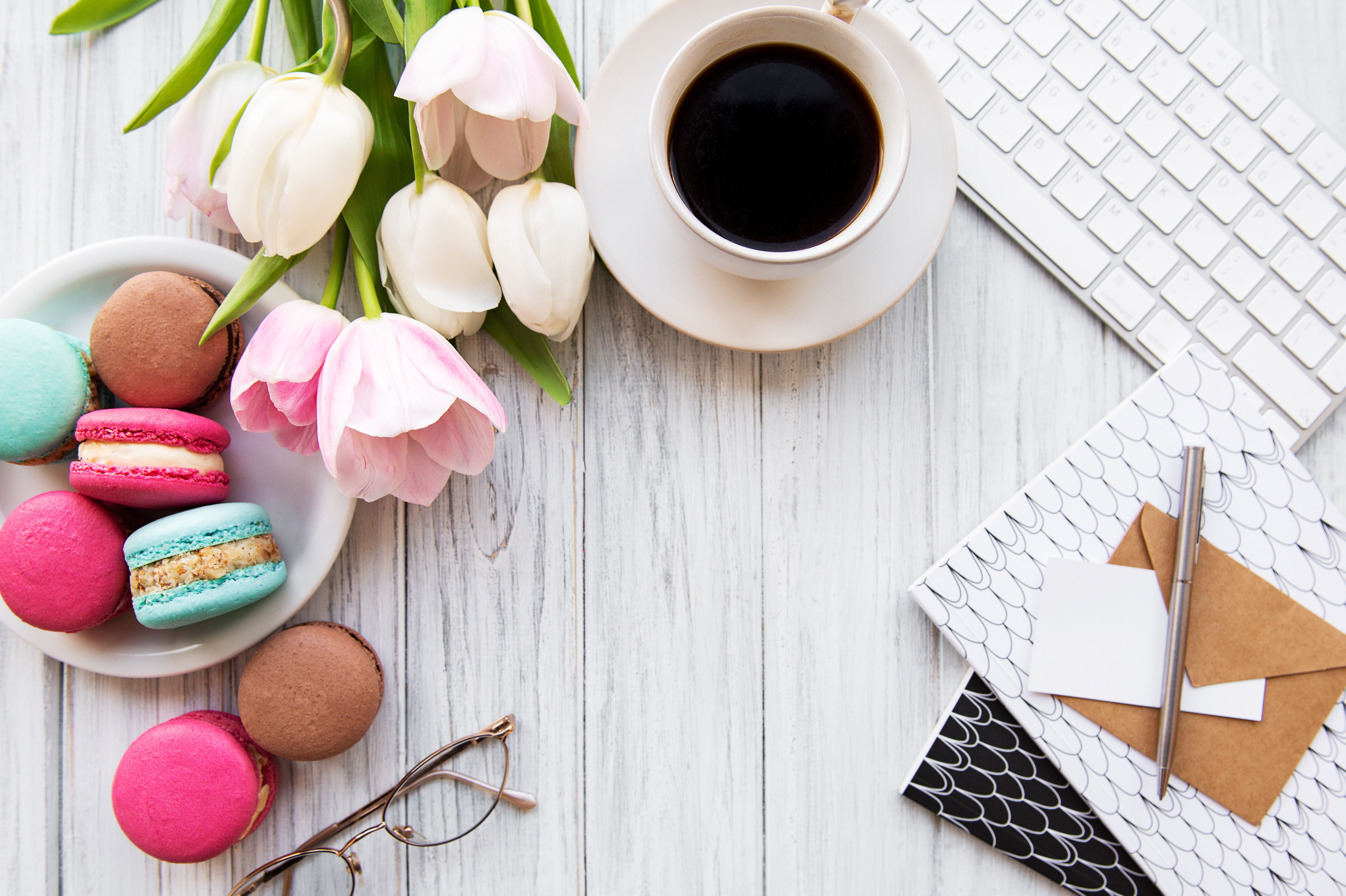 macaroons, 4K, macaroon, pink, colorful, macaron, tulips, a Cup of coffee, coffee cup, HD Wallpaper