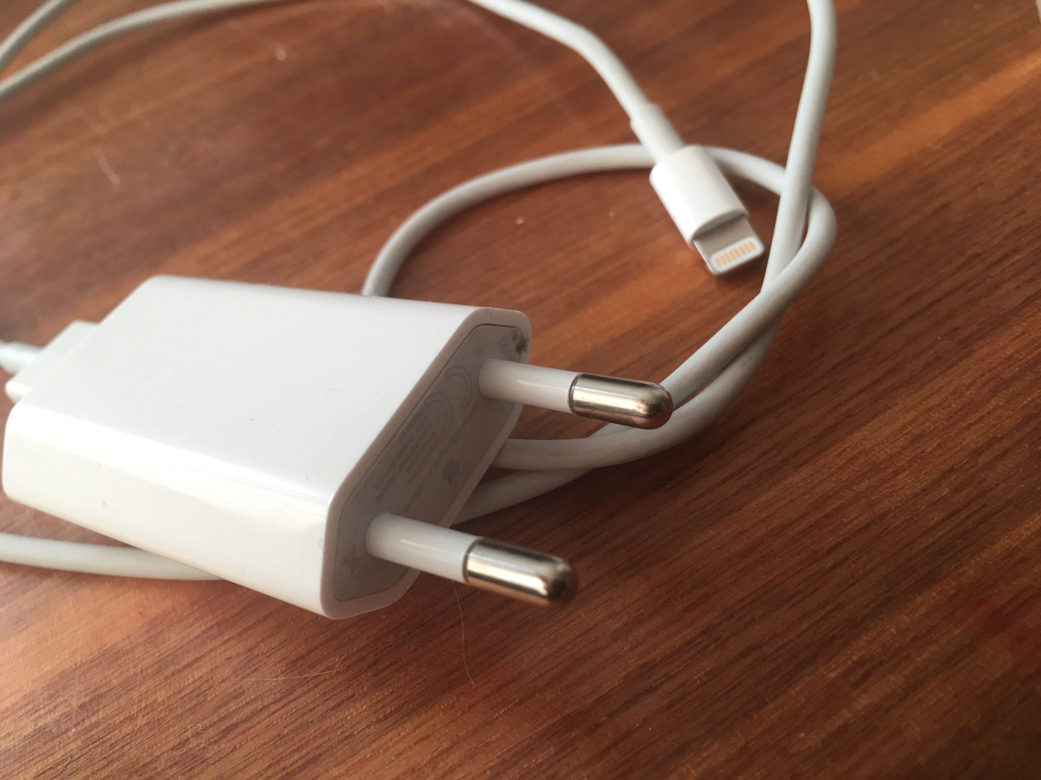 apple, no people, socket, battery charger, table, communication, stethoscope, lightning, cable, wood - material, equipment, charger, close-up, technology, HD Wallpaper