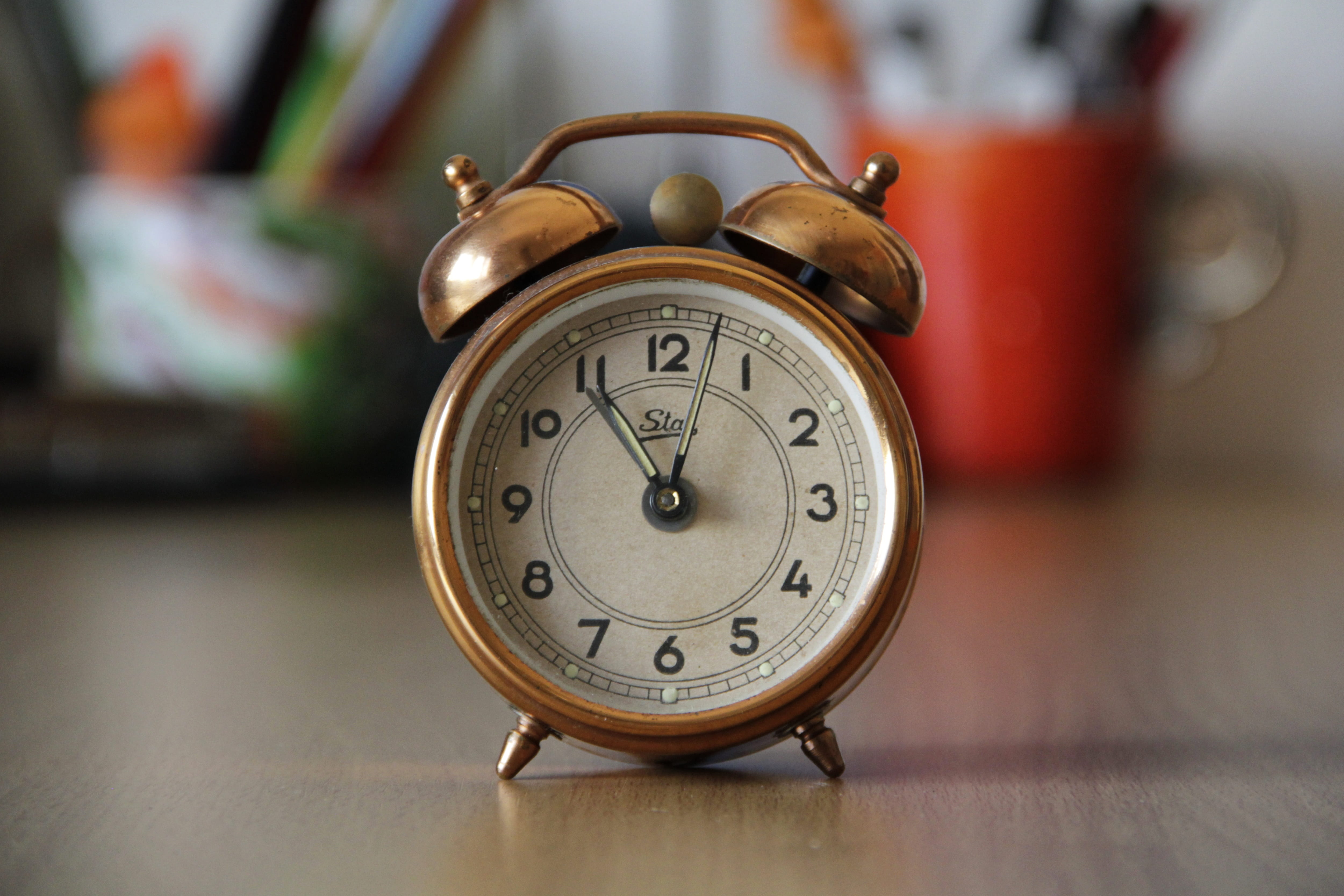 clock face, close-up, classic, 4K, blur, still life, wood - material, alarm, table, bell, alarm clock, focus, metal, indoors, no people, clock, brown, HD Wallpaper