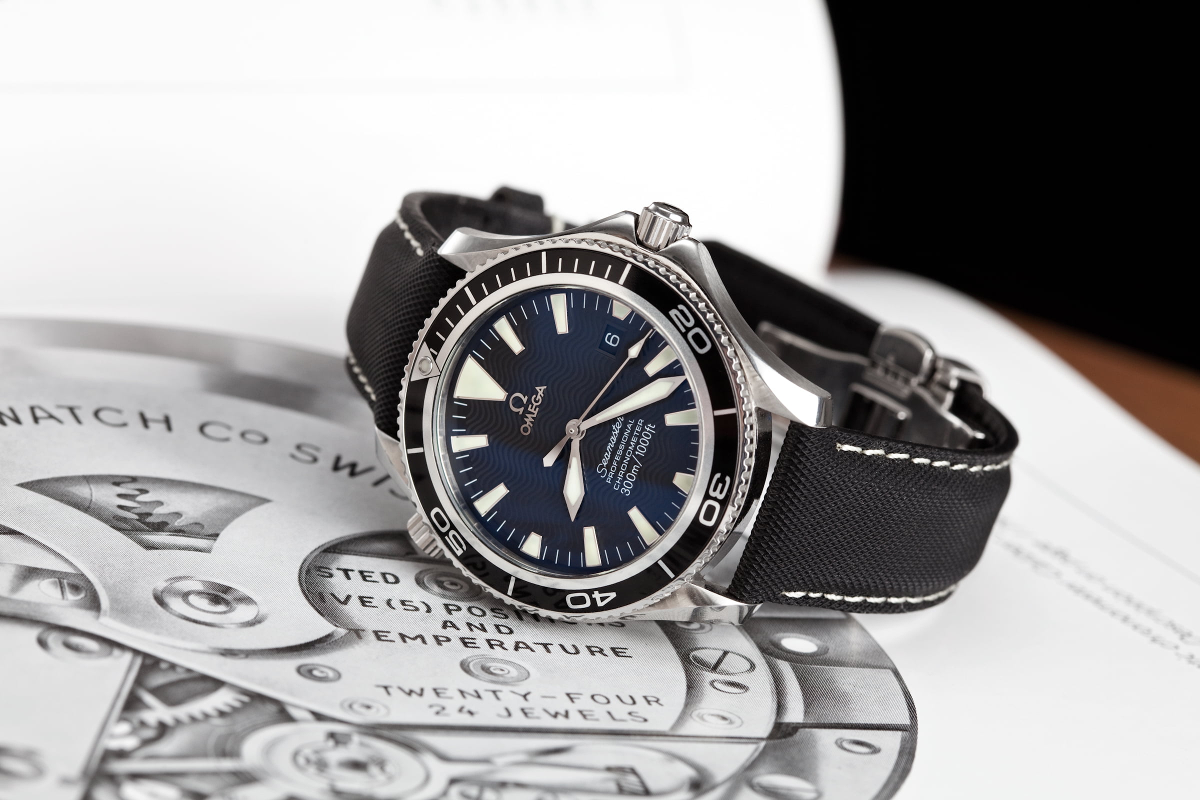 black, round, selective focus, wealth, minute hand, countdown, no people, silver colored, focus on foreground, 1080P, time, luxury, wristwatch, close-up, HD Wallpaper