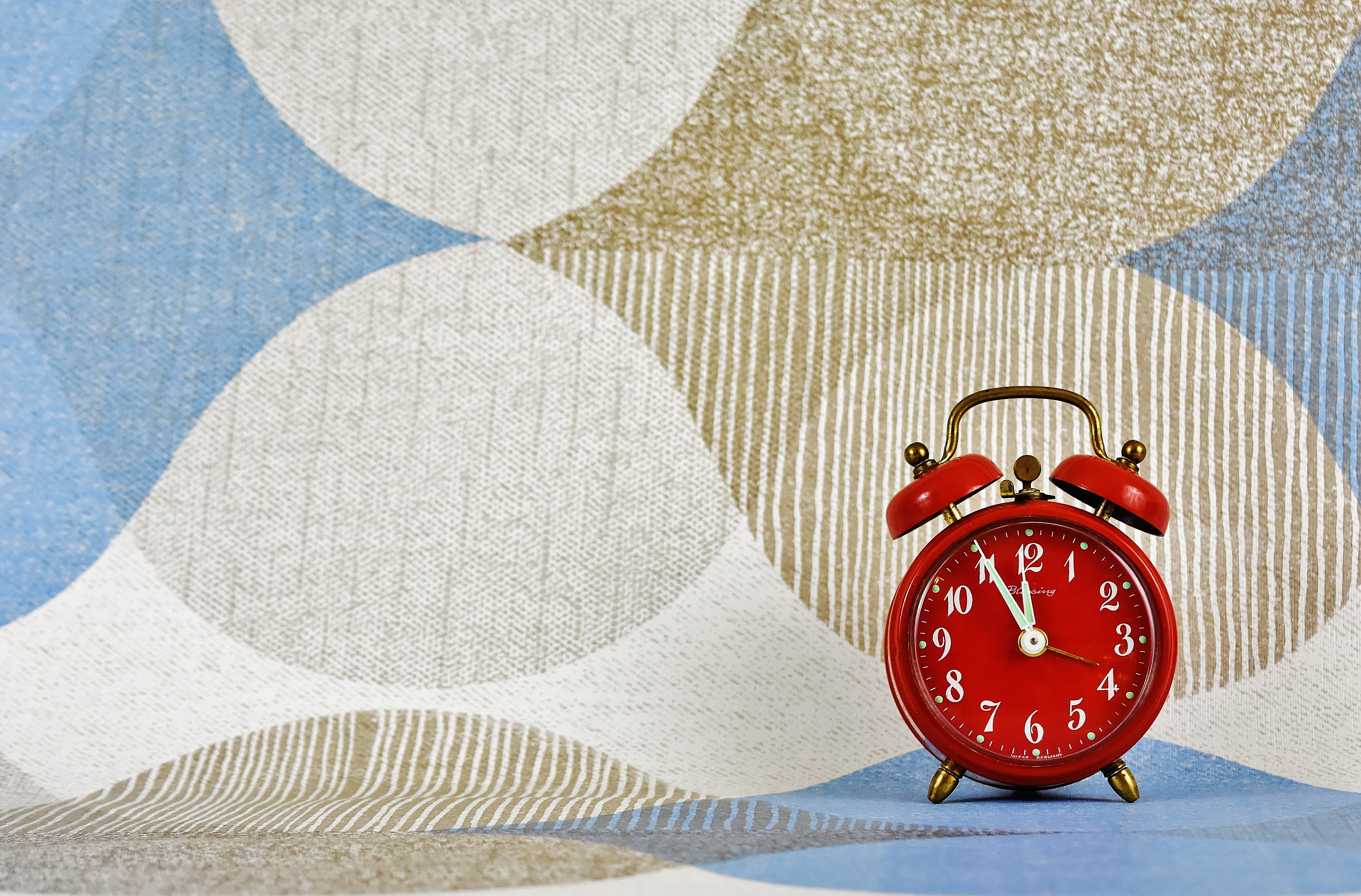 the eleventh hour, retro styled, 4K, day, disaster, time, old-fashioned, clock, hours, no people, single object, alarm clock, red, pointer, copy space, HD Wallpaper