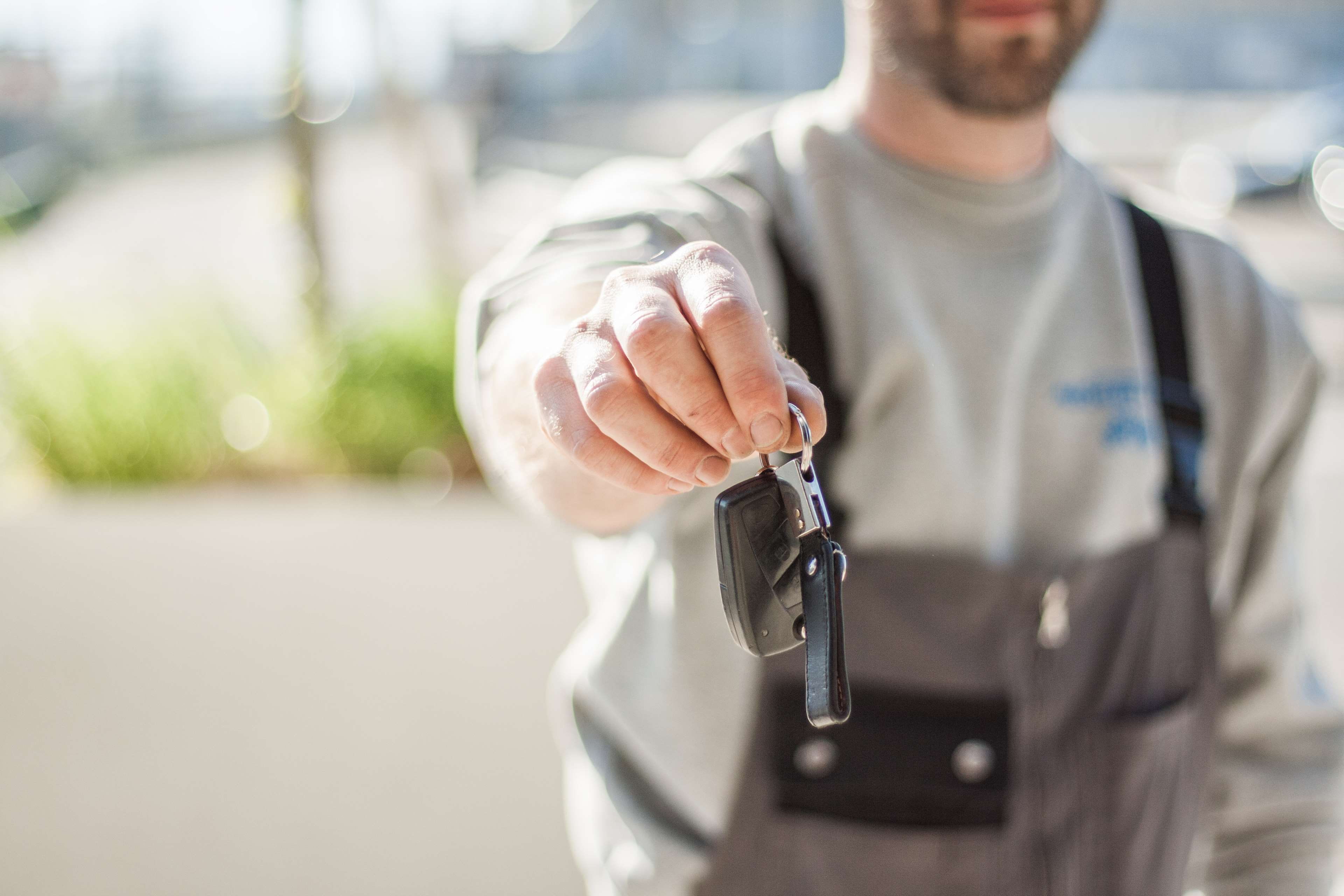 time, front view, focus on foreground, watch, human body part, hand, adult, men, outdoors, wristwatch, city, portrait, key, car mechanic, one person, person, HD Wallpaper