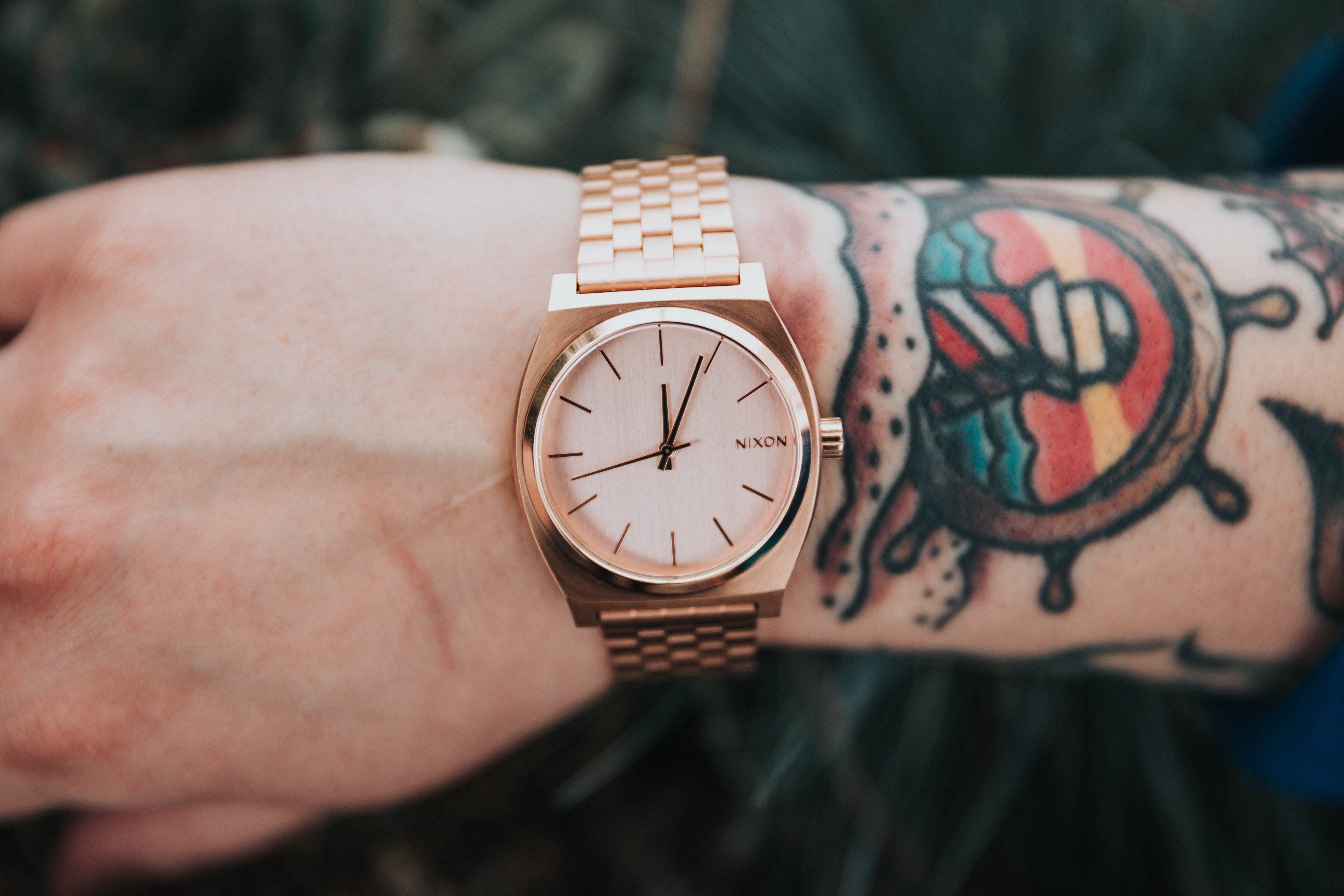 busy, timepiece, wearing, round, accuracy, adult, personal accessory, nixon, gold, colored, focus on foreground, display, minute hand, o, analog, one person, HD Wallpaper