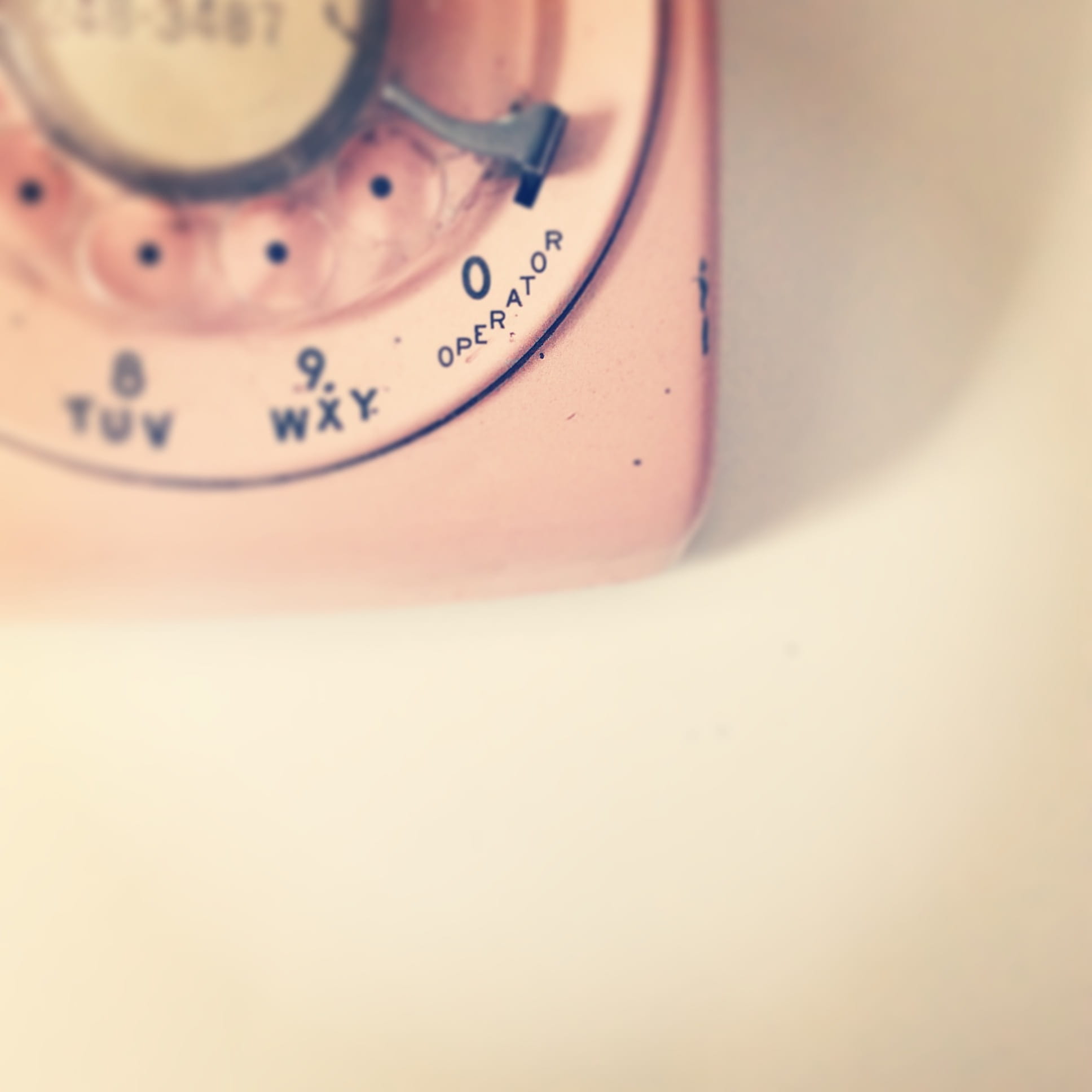 contact, desk, photo, household equipment, telephone, talk, mid century, ring, still life, minute hand, antique, call, indoors, old-fashioned, technology, Phone HD Wallpaper