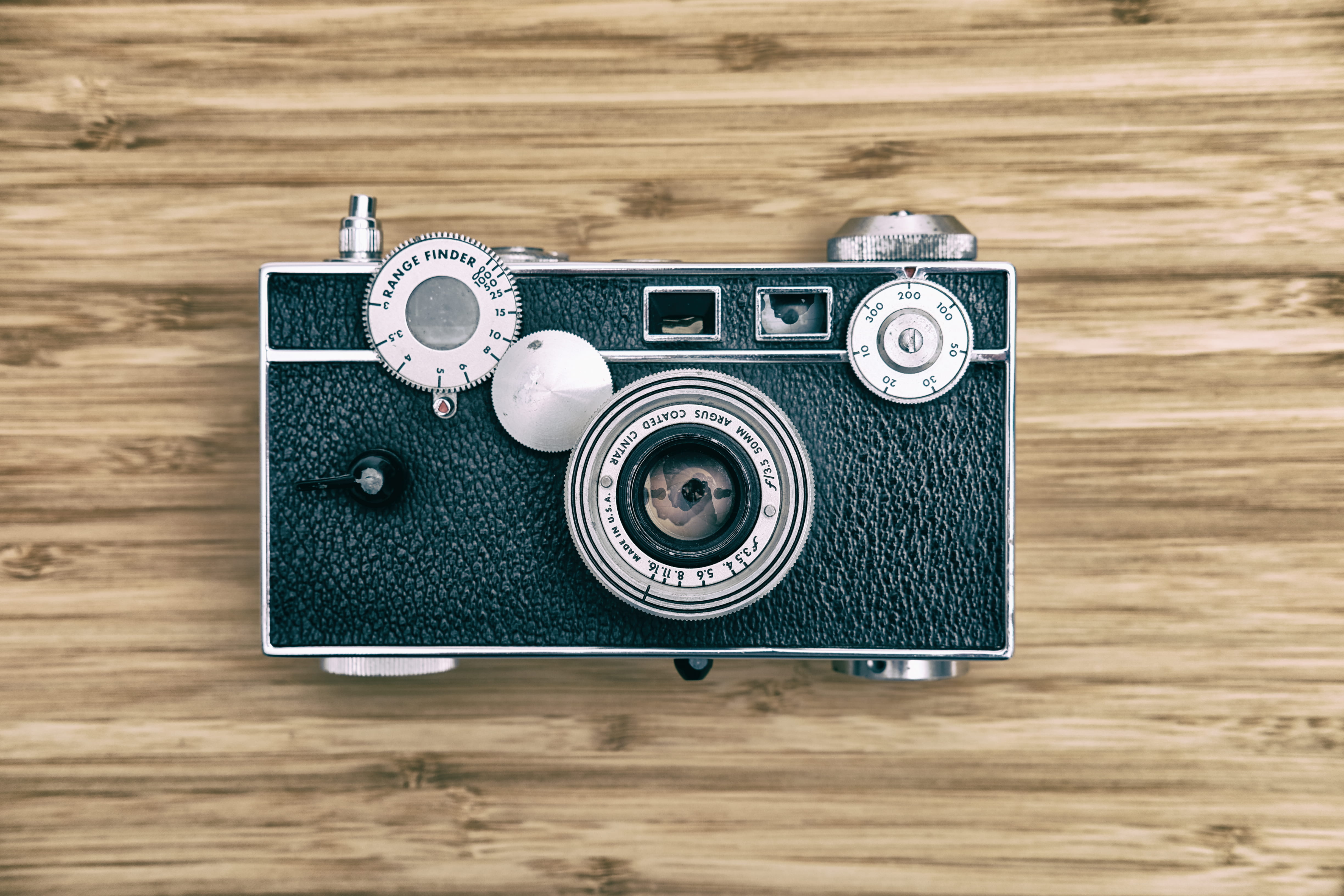 gray, photographic equipment, directly above, chrome, table, black, nostalgia, c, film camera, obsolete, analog, argus, wood grain, silver, single object, HD Wallpaper