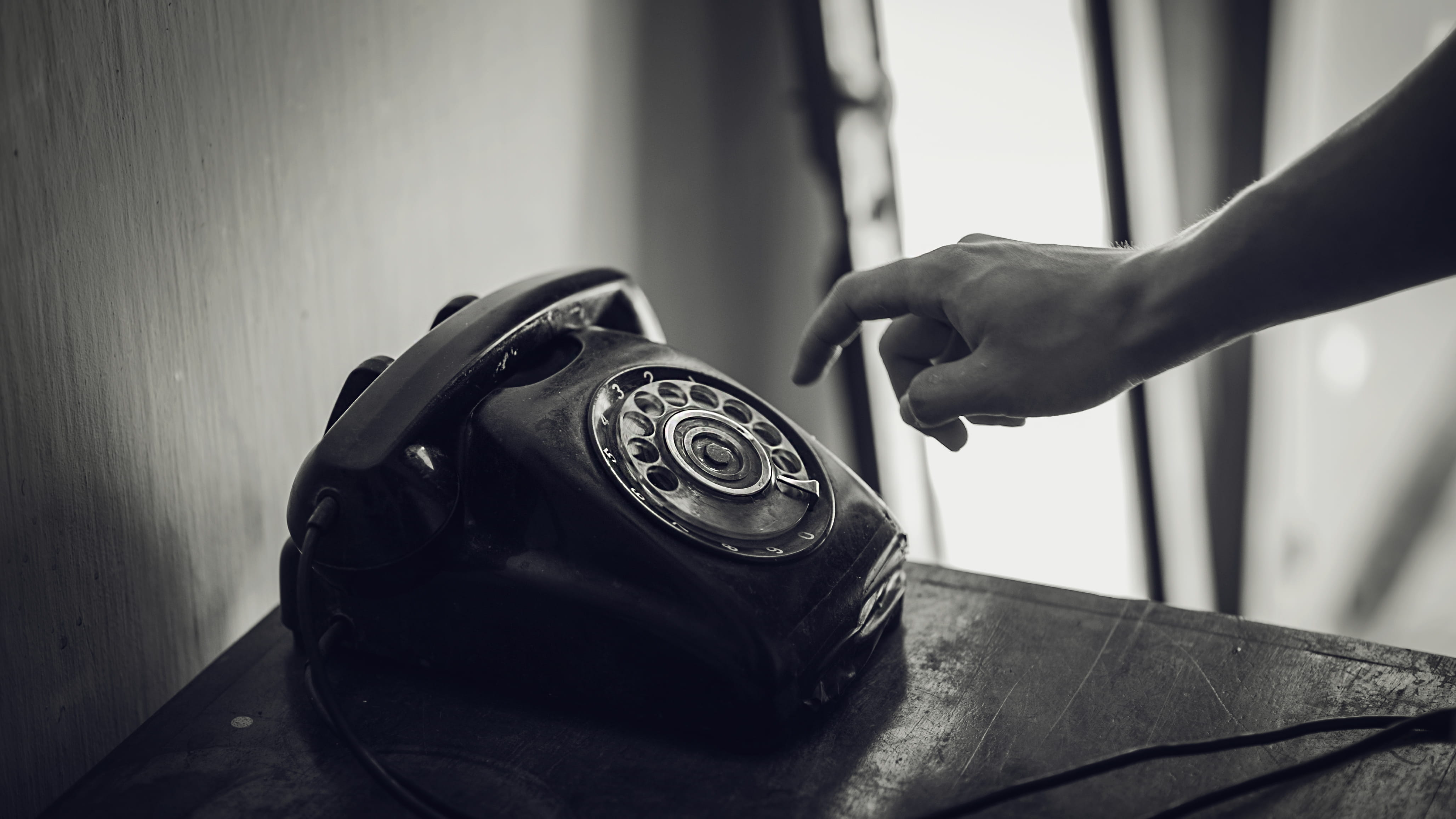 adult, 4K, communication, connection, nostalgia, classic, human hand, home interior, focus on foreground, monochrome, landline phone, human body part, HD Wallpaper