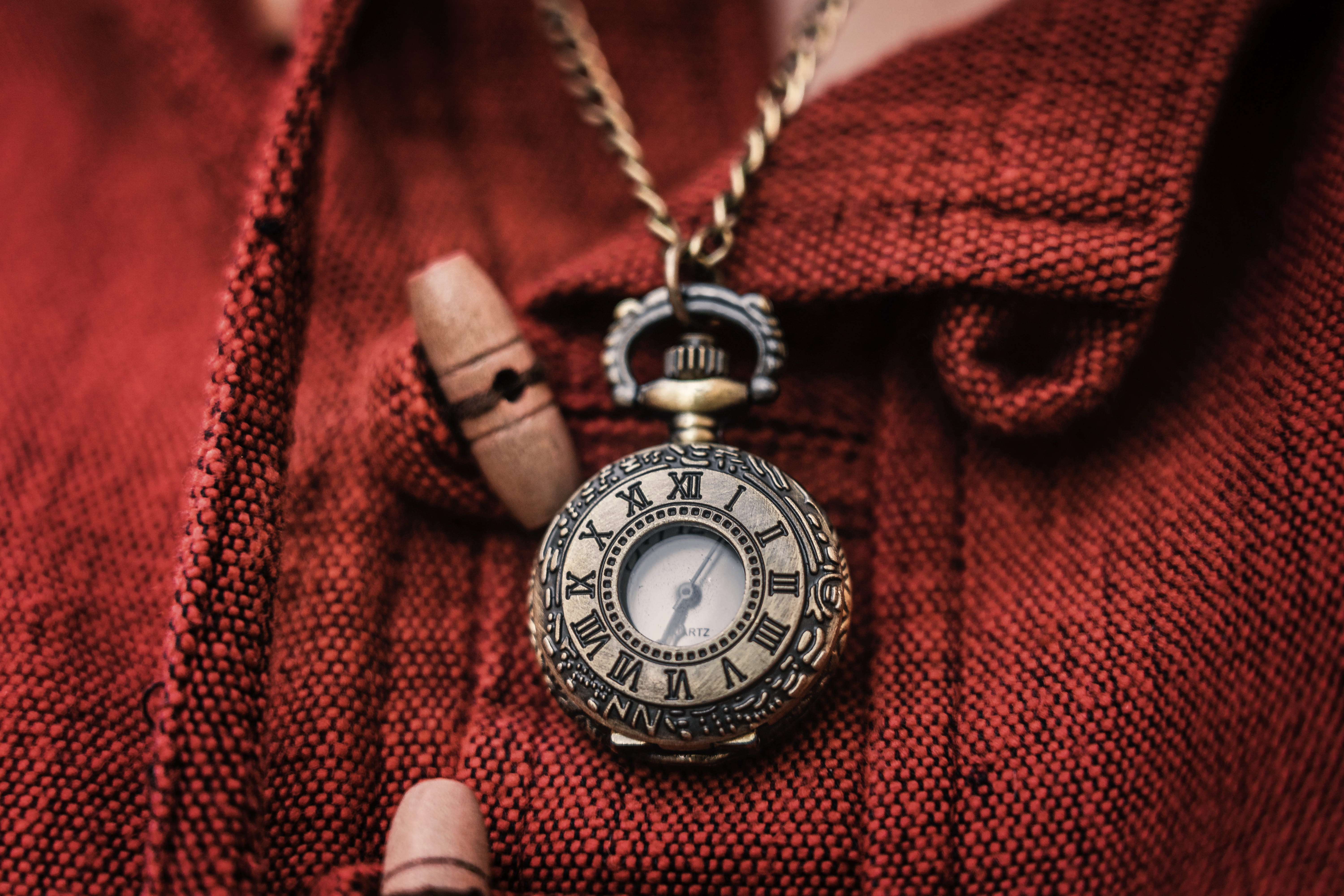 watch, clock face, golden, vintage, pendant, design, close-up, human body part, retro, 5K, the past, antique watch, personal accessory, ornate, Analog watch, HD Wallpaper