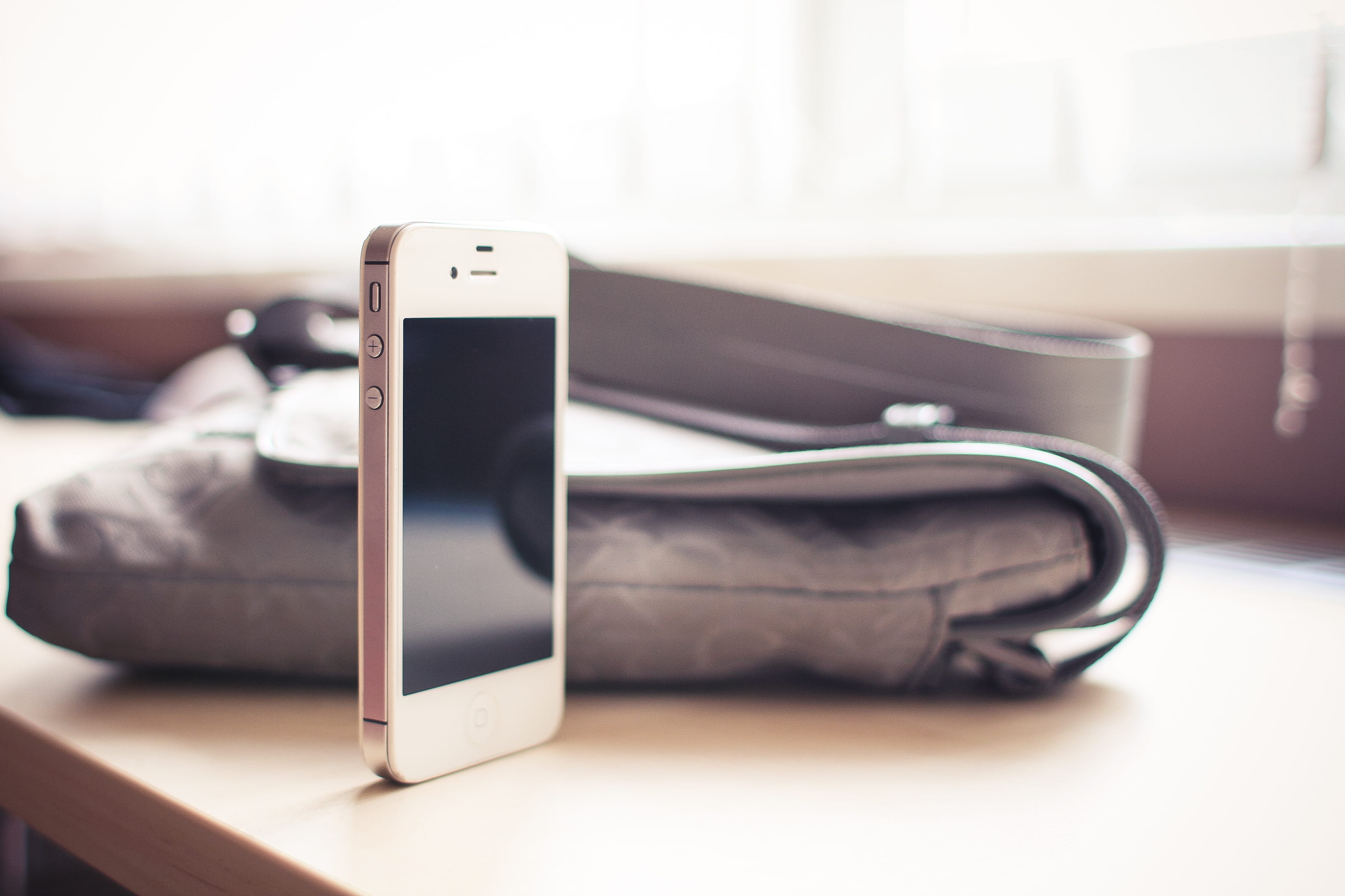iPhone 4S, mobile Phone, day, 2K, business, communication, telephone, leather, close-up, focus on foreground, screen, connection, absence, old-fashioned, HD Wallpaper