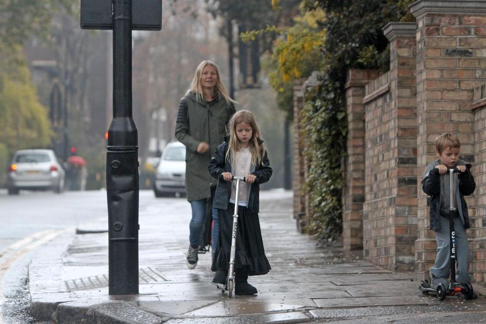celebrity, kick, gwyneth, women, scooters, 480P, gwyneth paltrow, celebrities, coat, kids, jacket, black, green, two, grey, paltrow, toddler, s, hollywood, HD Wallpaper