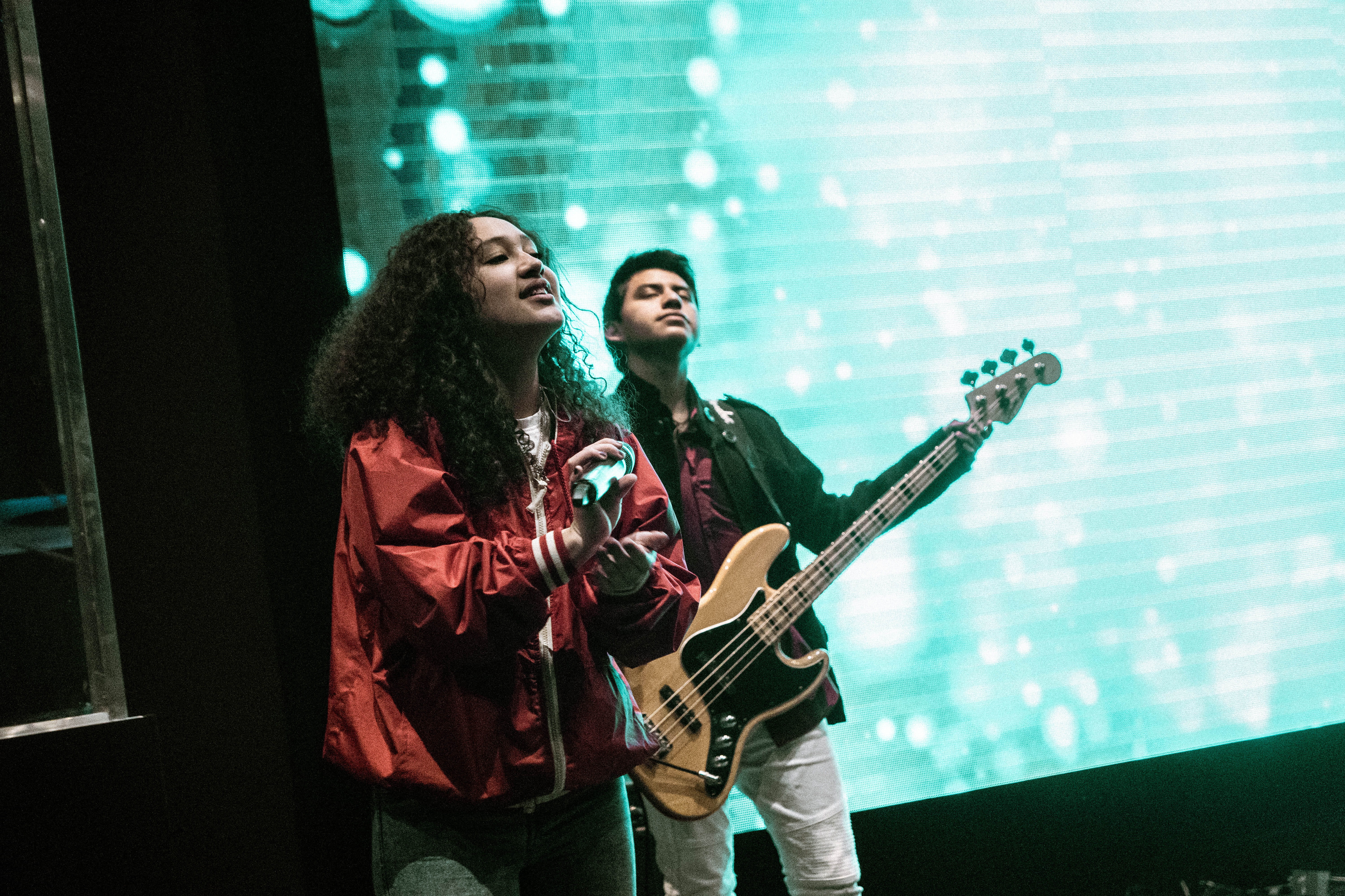 performer, playing, arts culture and entertainment, bass, interior design, man, input device, percussion, microphone, togetherness, lighting, mouth open, HD Wallpaper