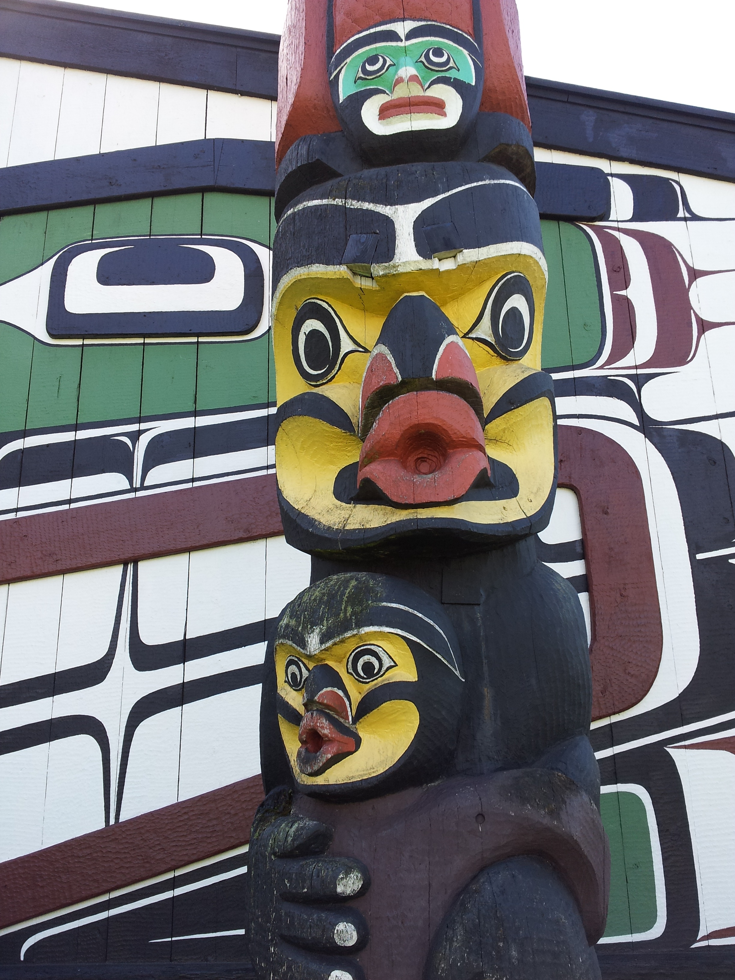 victoria, british columbia, art and craft, carve, representation, 2K, animal, disguise, multi colored, totem, art, craft, canada, human representation, Phone HD Wallpaper