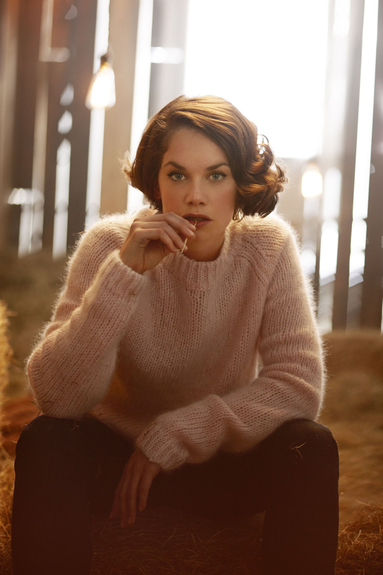 relaxation, redhead, hairstyle, one person, young adult, actress, portrait, brown hair, beautiful people, fashion, clothing, looking at camera, autumn, Phone HD Wallpaper