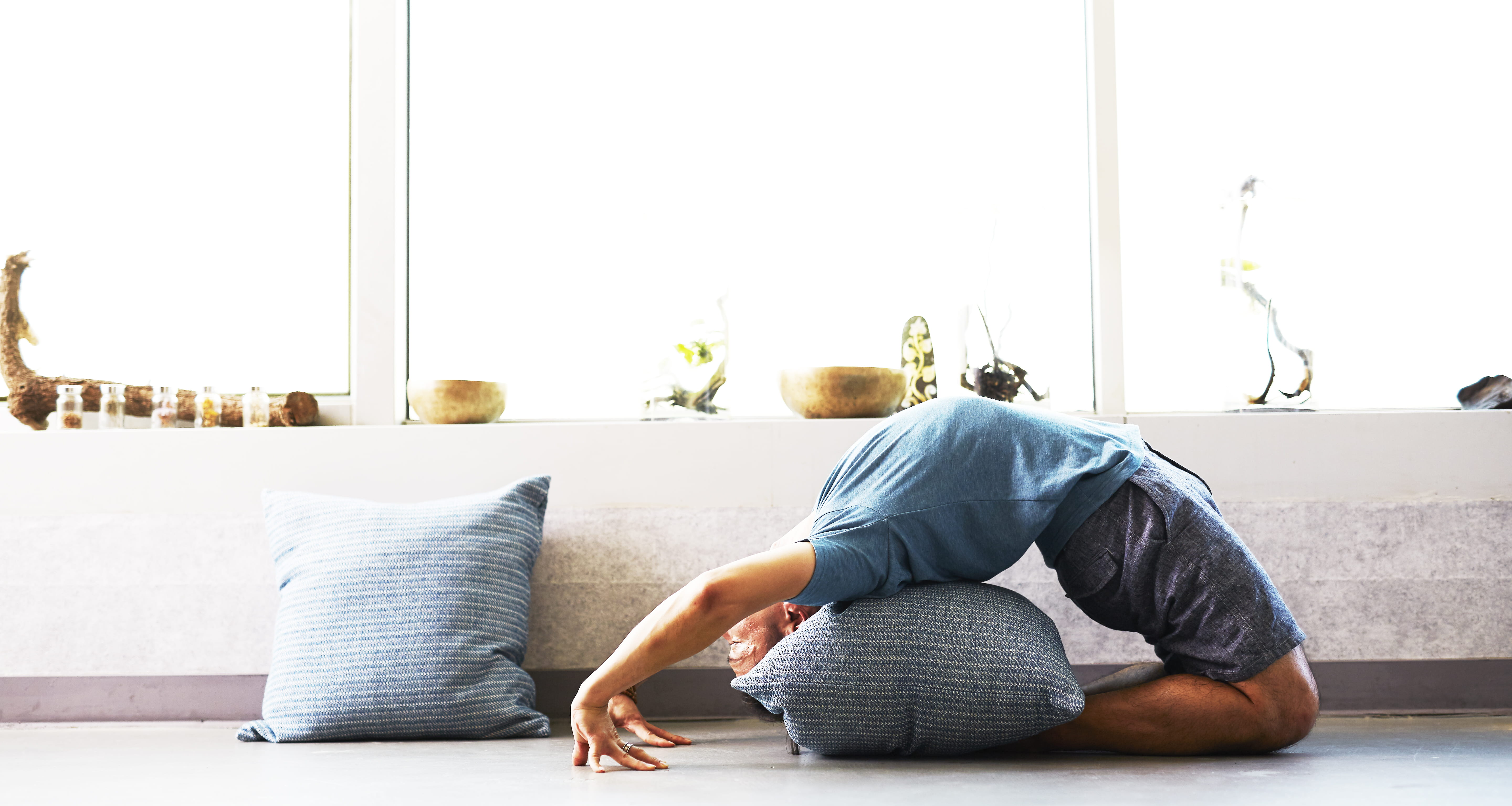 leisure activity, man, human, fitness, yoga, home interior, full length, flooring, person, people, 5K, lifestyles, interior design, pillow, indoors, health, HD Wallpaper