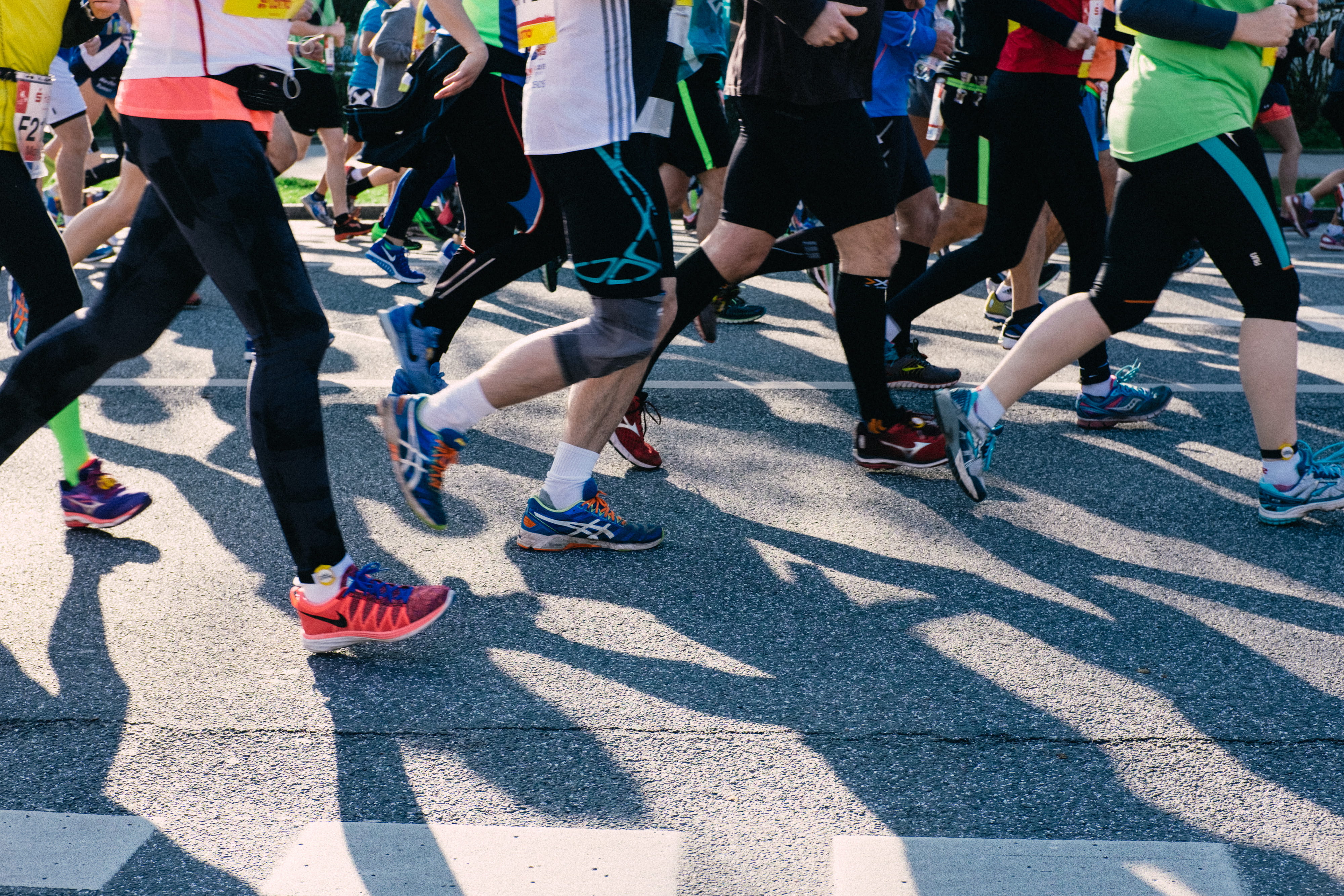 sunlight, effort, crowd, athlete, limb, human body part, outdoors, city, shadow, large group of people, jogging, low section, street, sports, people, 4K, HD Wallpaper