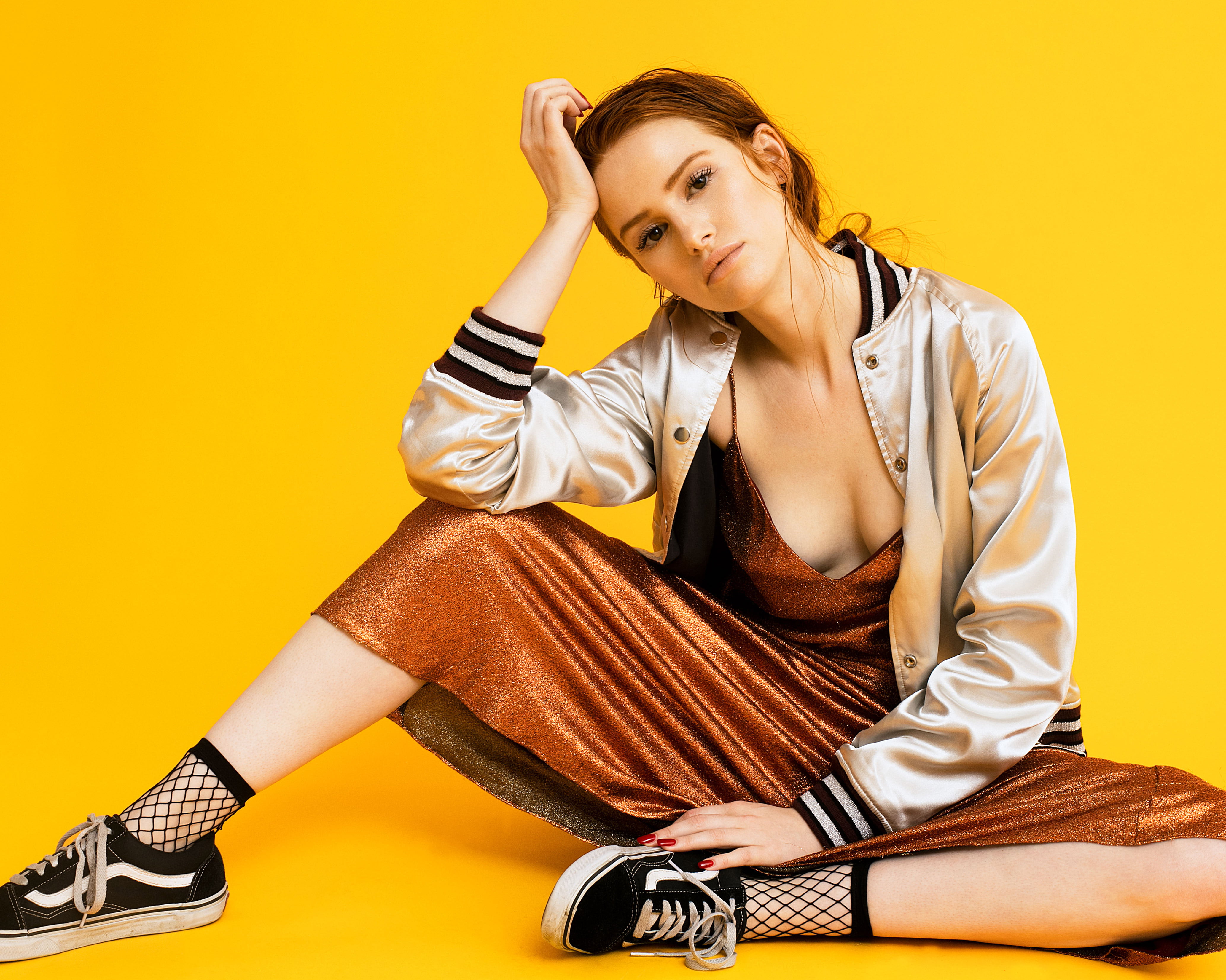 shoe, 4k, one person, young women, contemplation, indoors, beauty, beautiful people, bracelet, hd, celebrities, portrait, hairstyle, colored background, HD Wallpaper