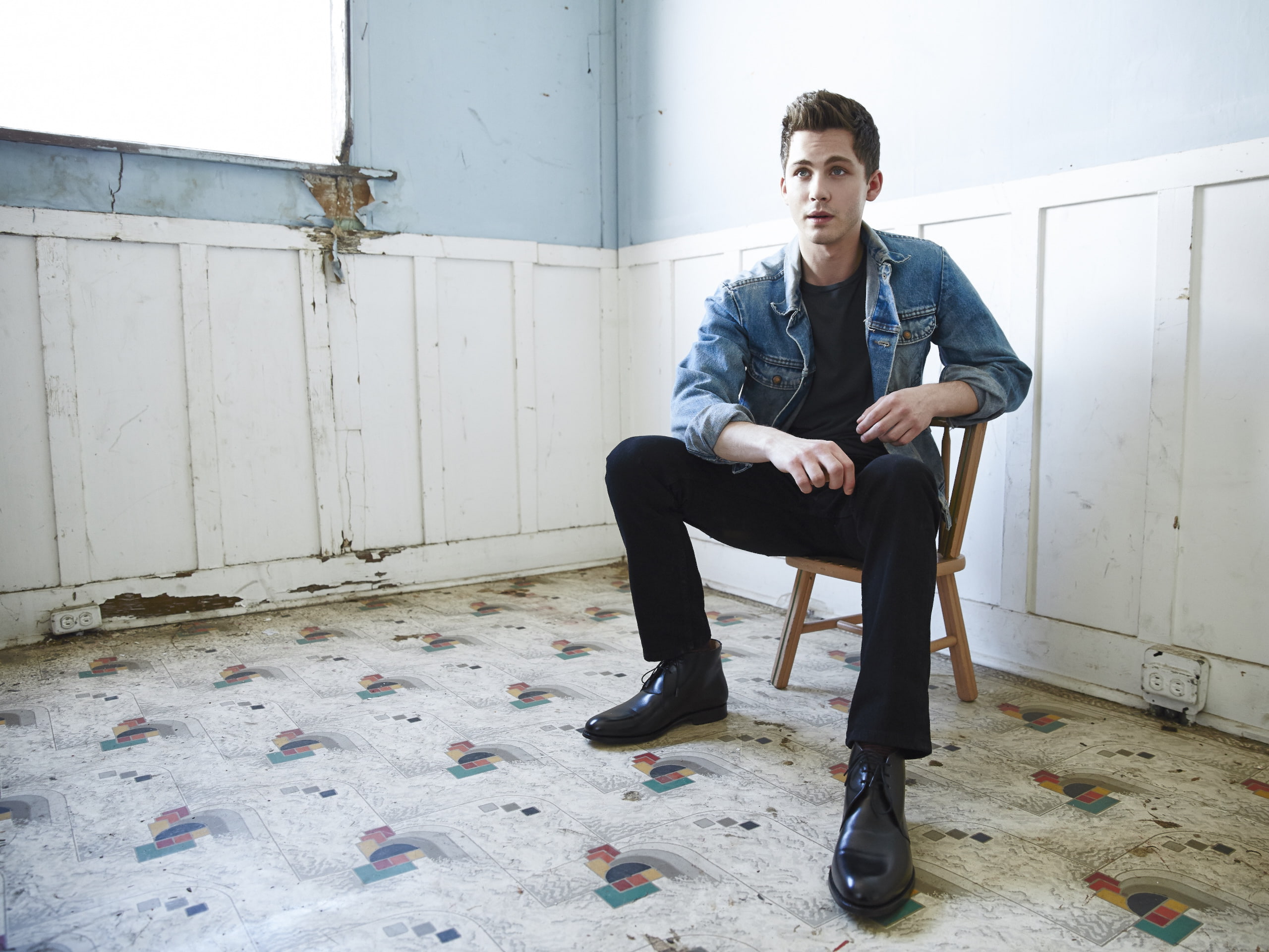 room, guy, Logan Lerman, actor, 2K, HD Wallpaper