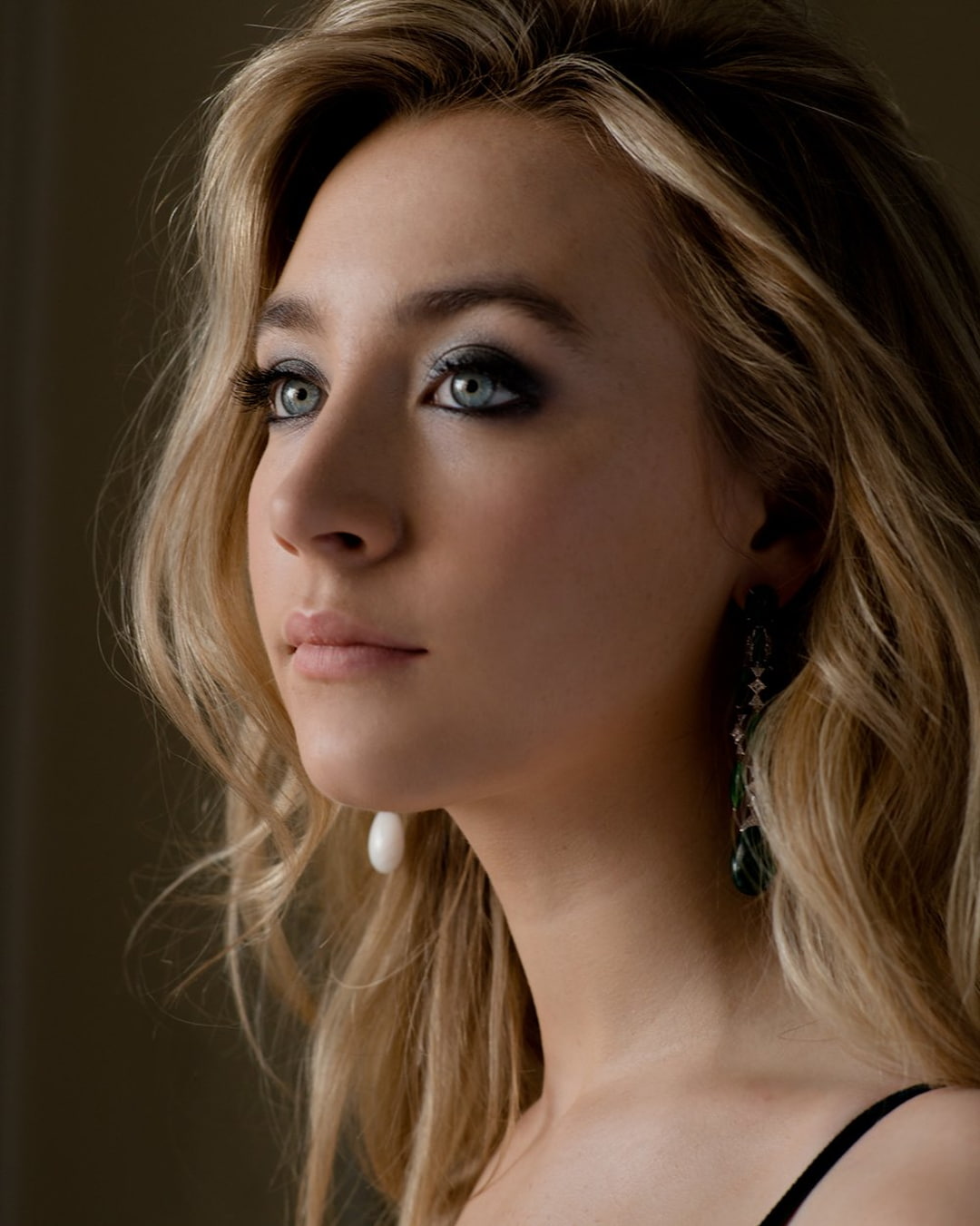 contemplation, beautiful woman, black background, actress, headshot, looking, portrait, Saoirse Ronan, hair, fashion, indoors, blond hair, beautiful people, Phone HD Wallpaper