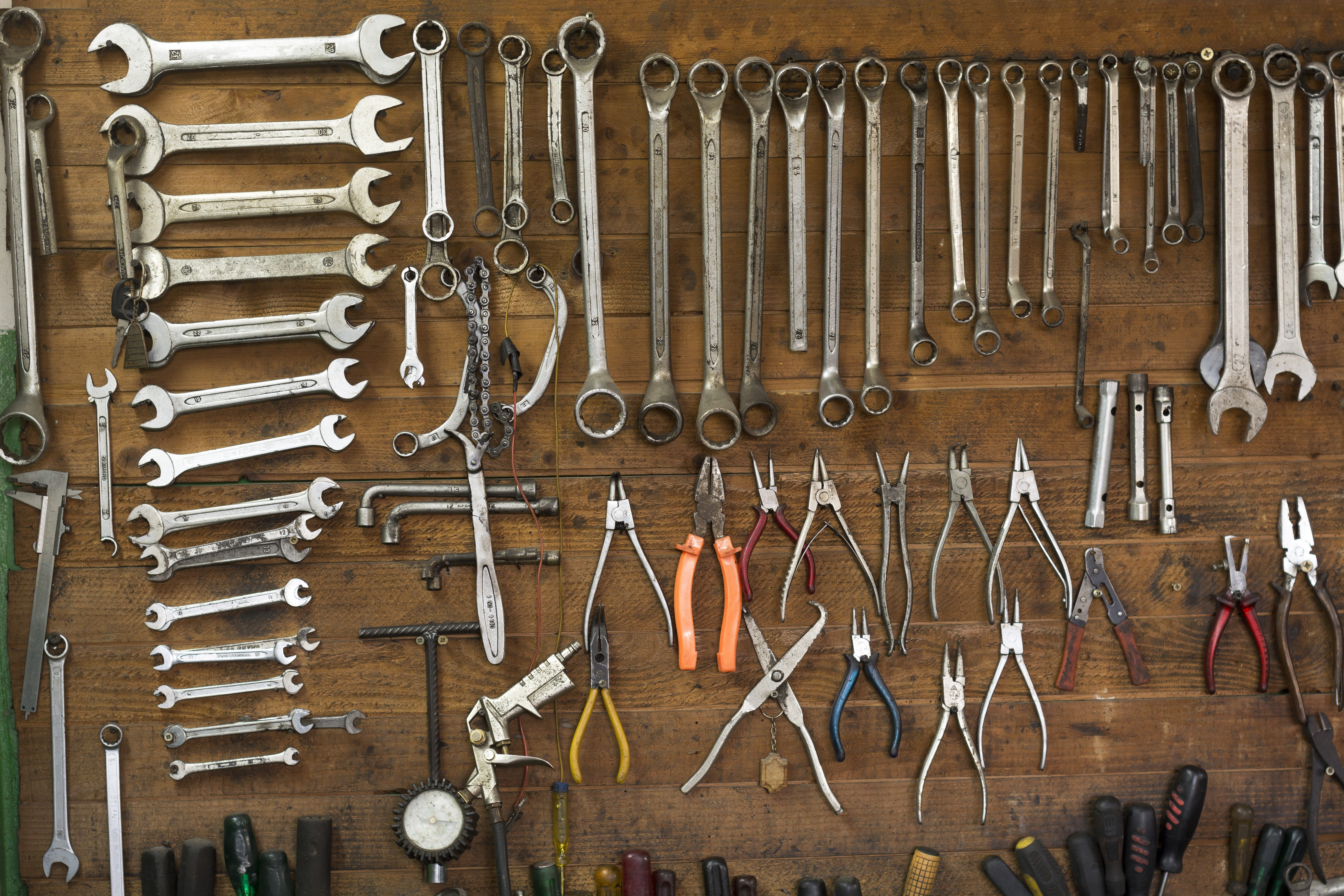 spanner, metal, large group of objects, 5K, wood, equipment, order, rusty, garage, iron, dirty, auto repair shop, hand tool, hammer, hanging, hand saw, HD Wallpaper
