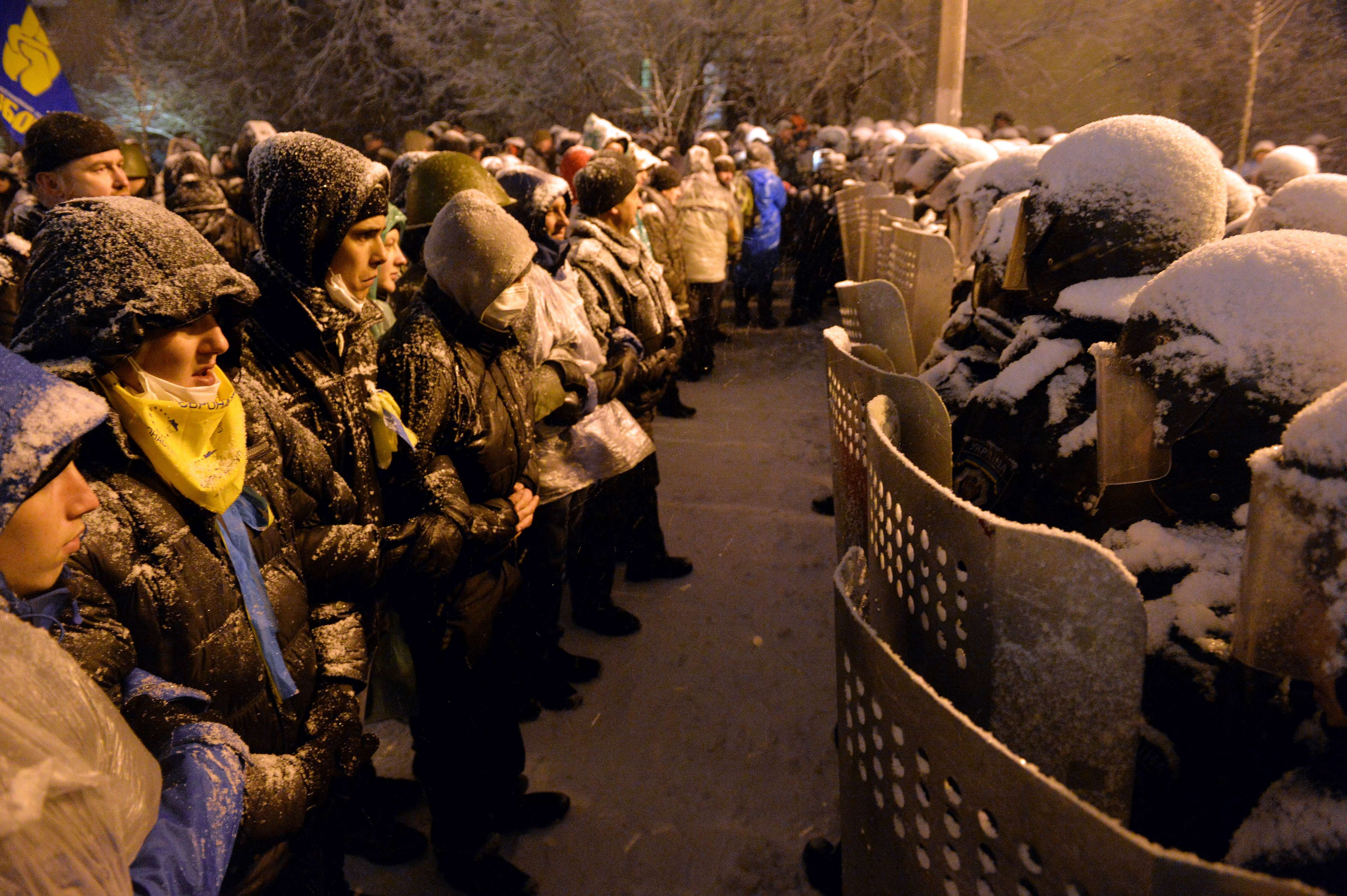 protestors, full length, men, architecture, clothing, law, snow, crowd, real people, 4K, large group of people, army soldier, armed forces, container, HD Wallpaper