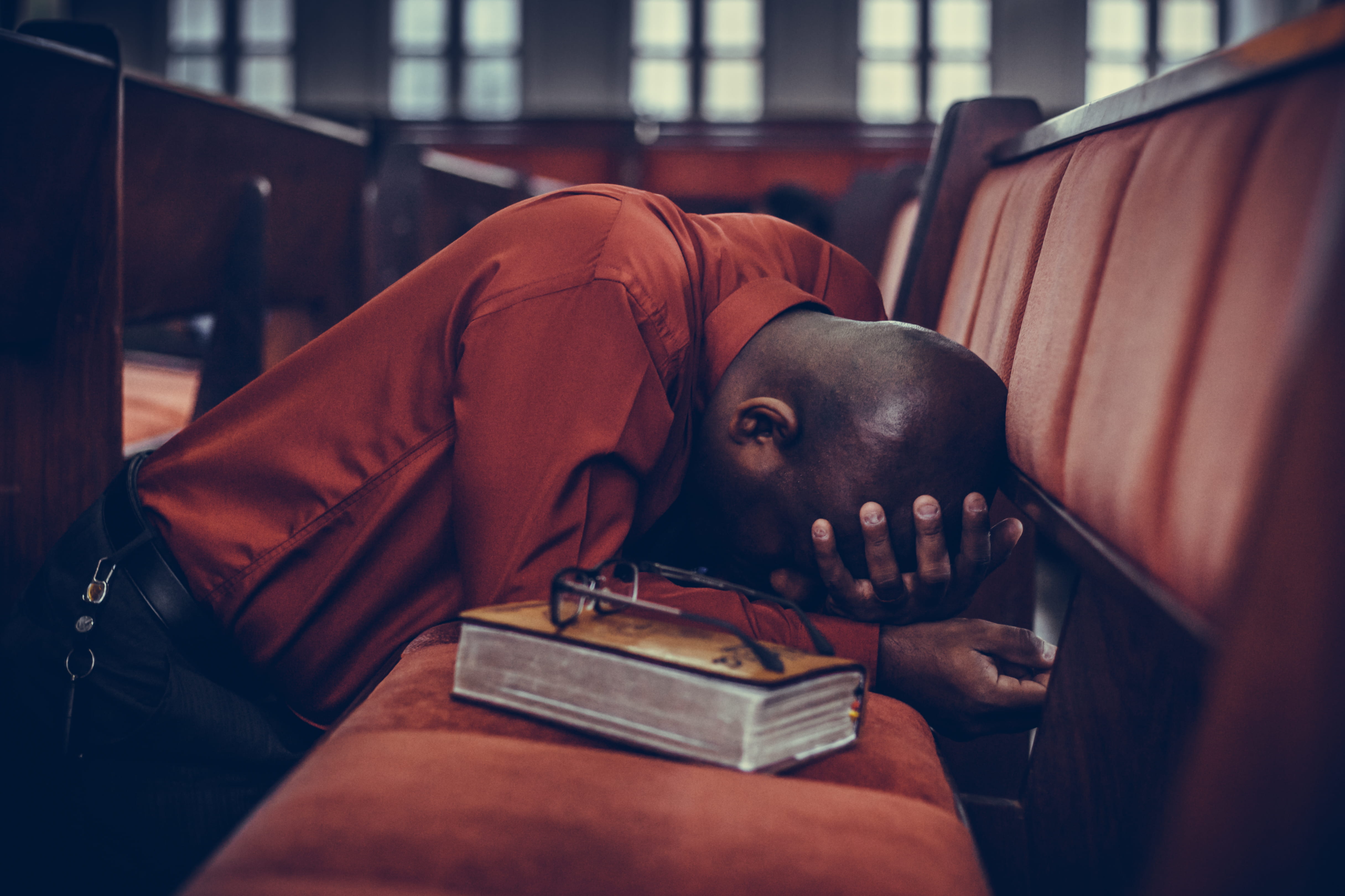 head, lying down, prayer, portrait, ieadern, sadness, eyeglasses, glasses, adult, window, religion, book, worship, architecture, assembleia de deu, men, HD Wallpaper