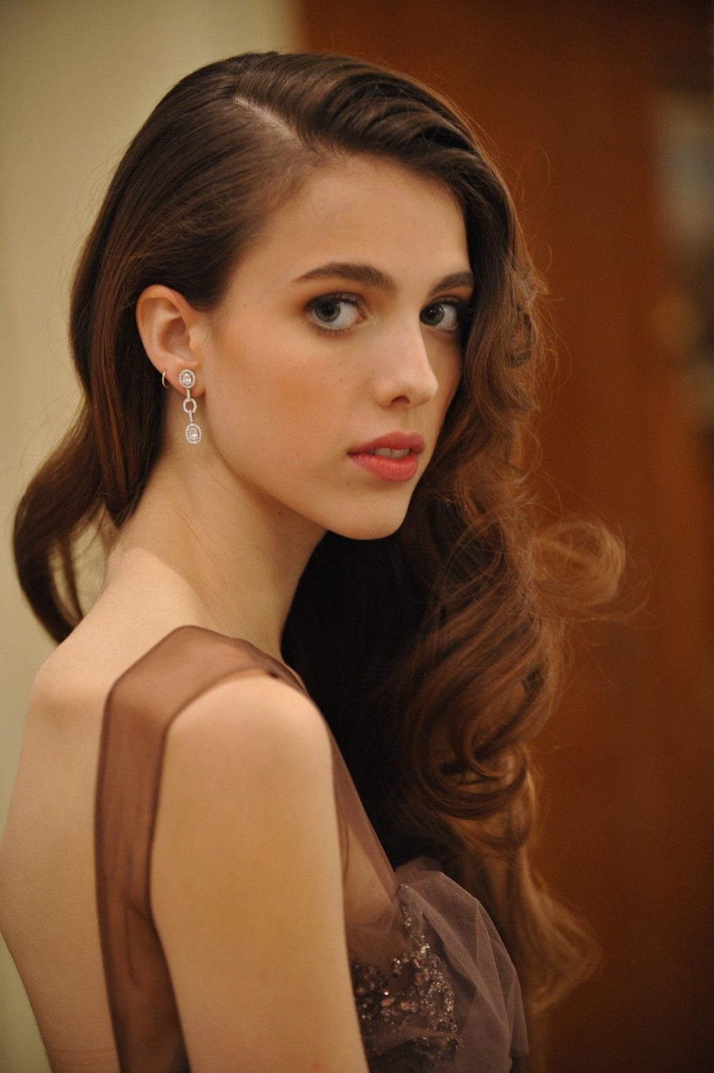 looking over shoulder, actress, Margaret Qualley, young woman, blue eyes, brunette, 720P, women, long hair, Phone HD Wallpaper