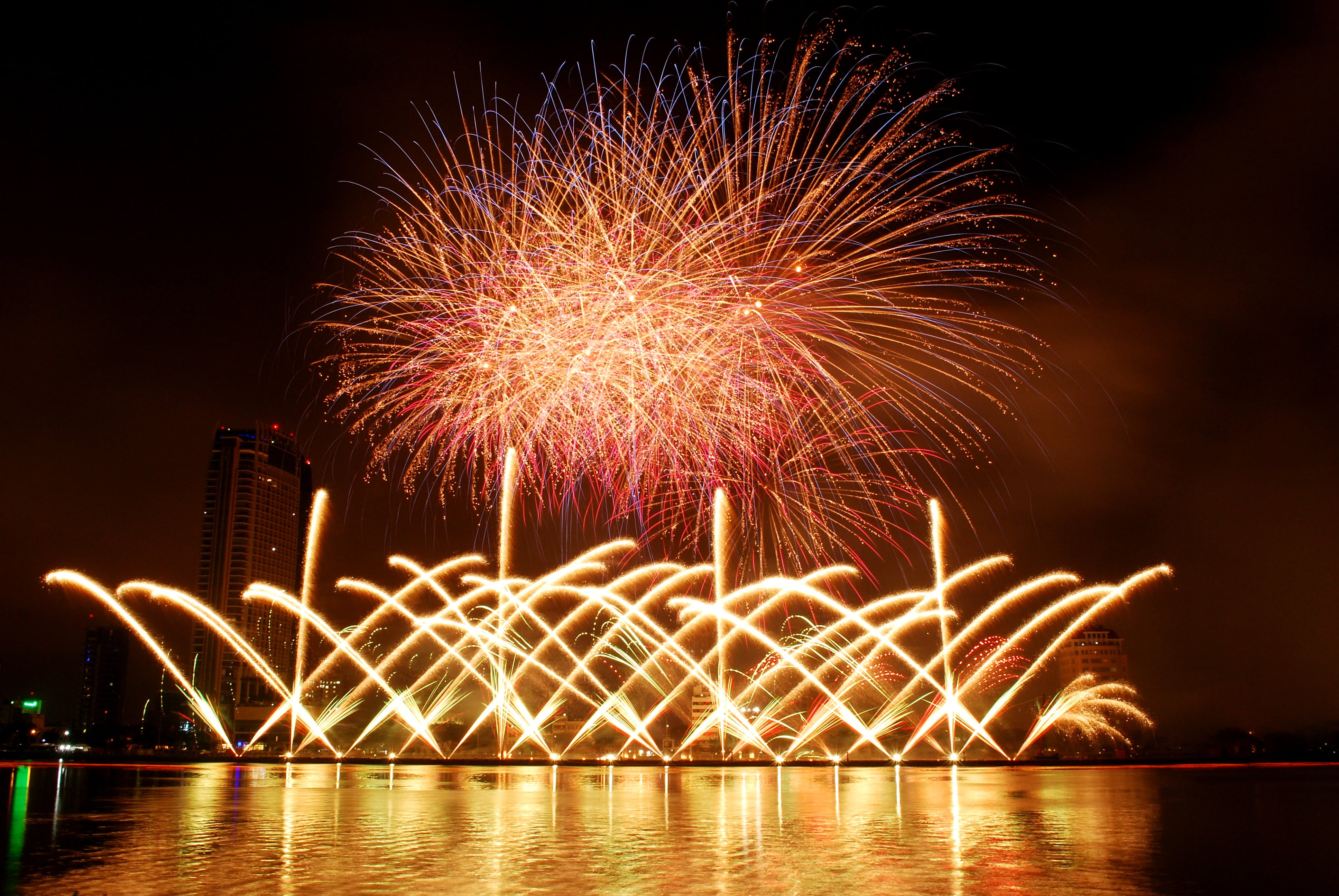 architecture, motion, 4K, fountain, party - Social Event, fireworks, city, night, firework - Man Made Object, exploding, building exterior, fireworks festival, HD Wallpaper