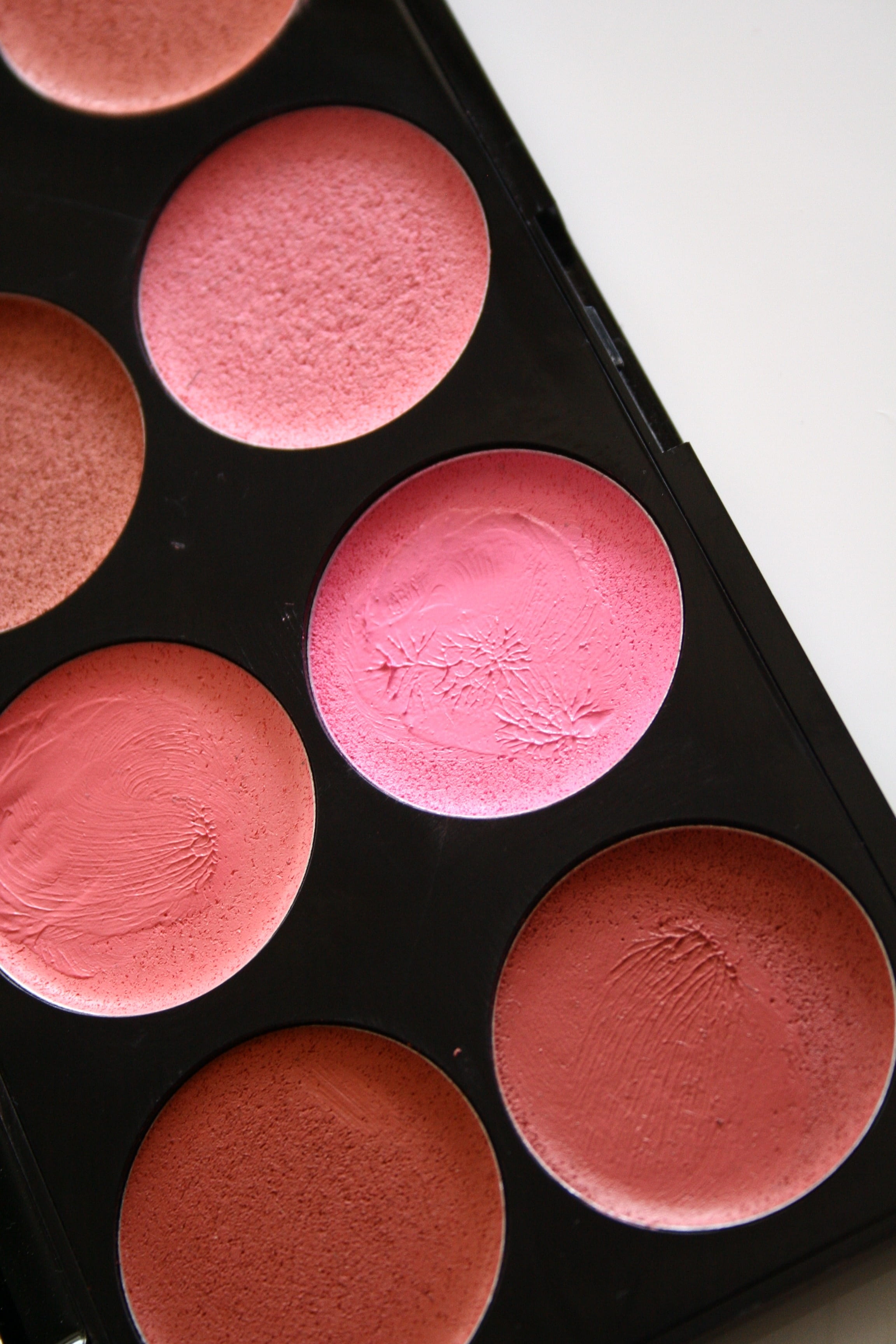 cosmetic products, group, pink color, cream blush, 2K, palette, face powder, circle, in a row, still life, make-up, variation, shape, cosmetics, choice, Phone HD Wallpaper
