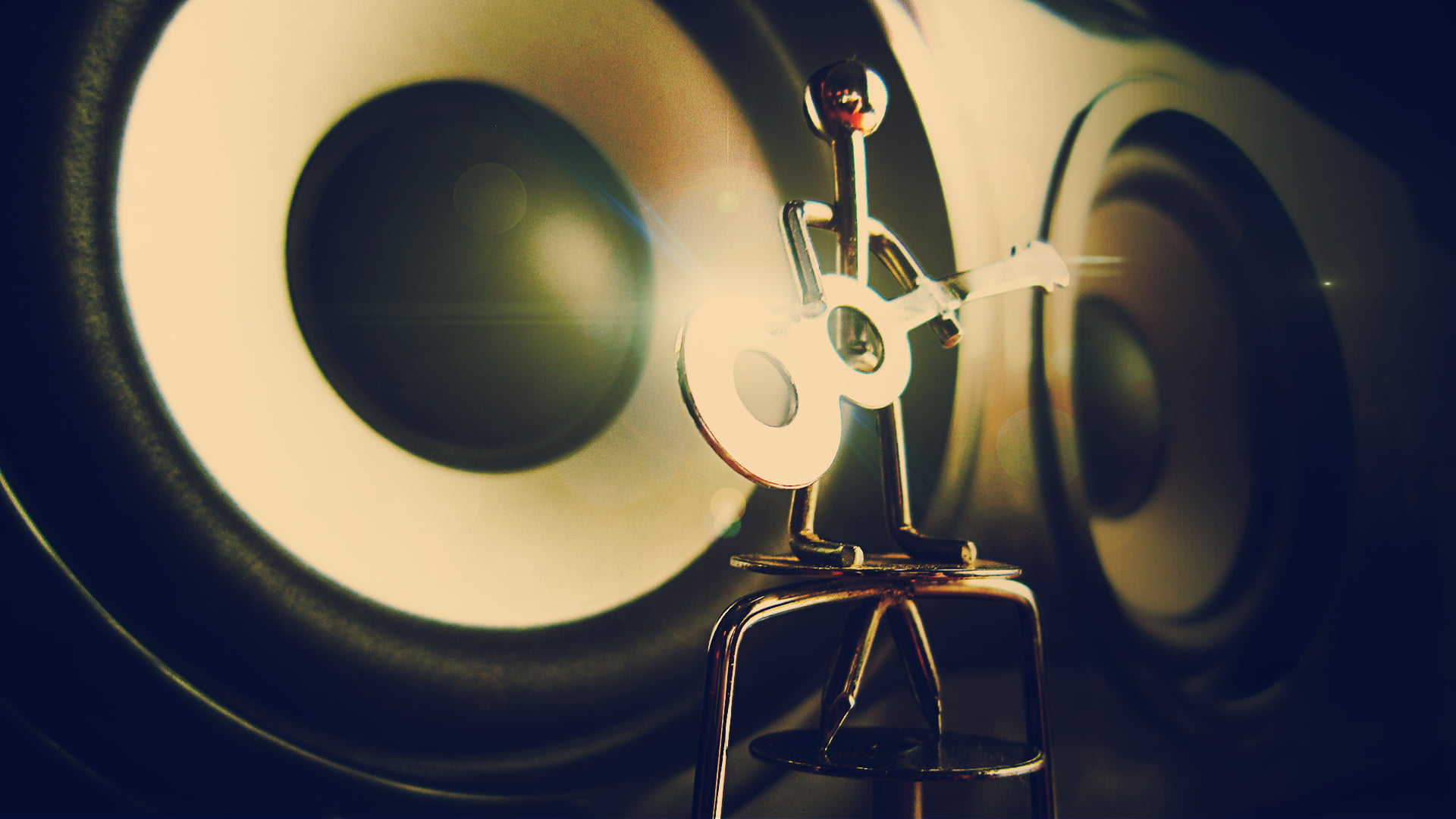 music, machinery, silver, sunlight, focus on foreground, subwoofer, arts culture and entertainment, black, retro styled, indoors, circle, lens - optical instrument, HD Wallpaper
