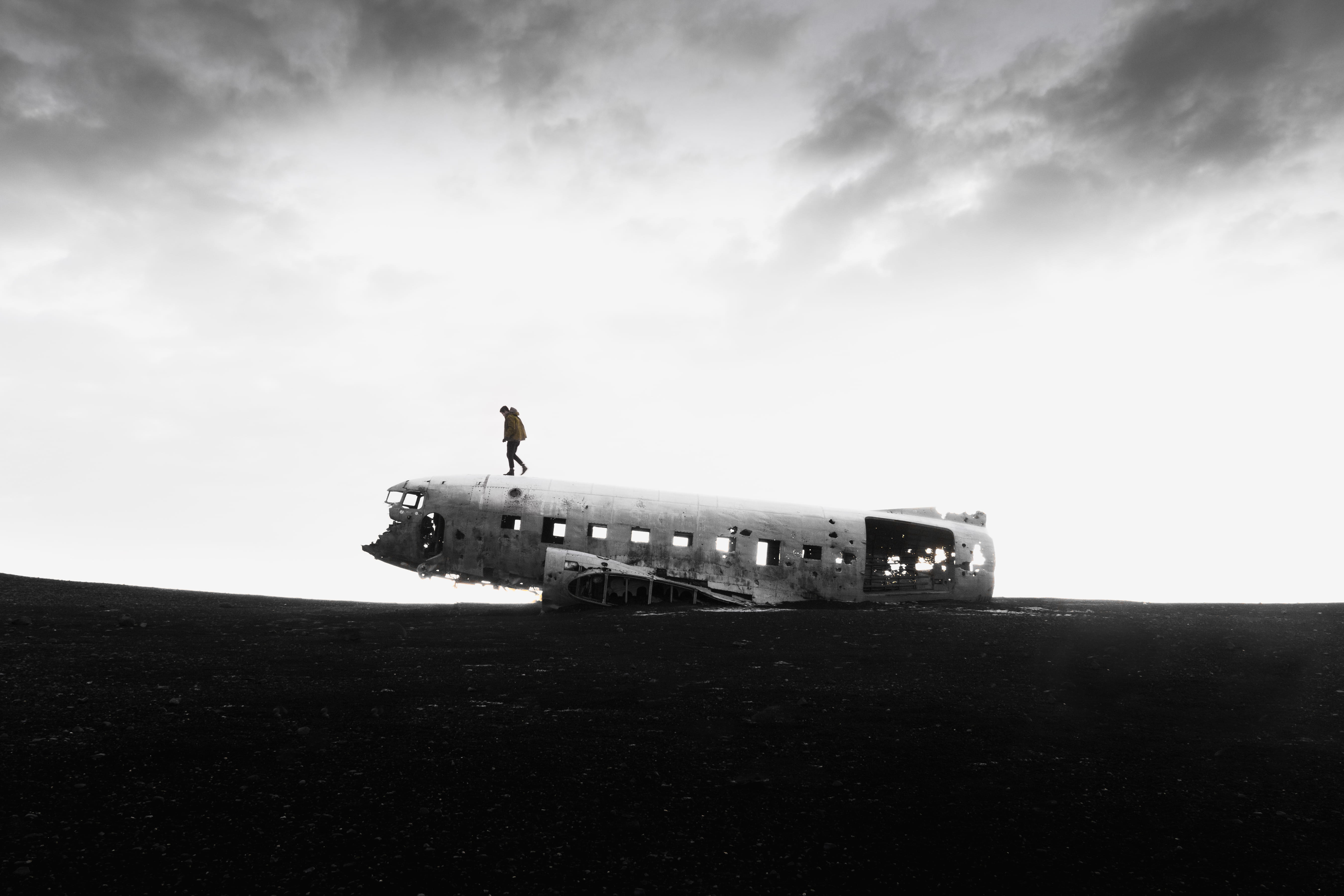 walking, weather, crashed, person, black, history, open, get, outdoors, old, ruined, black and white, part, 5K, bad condition, architecture, beach, iceland, HD Wallpaper