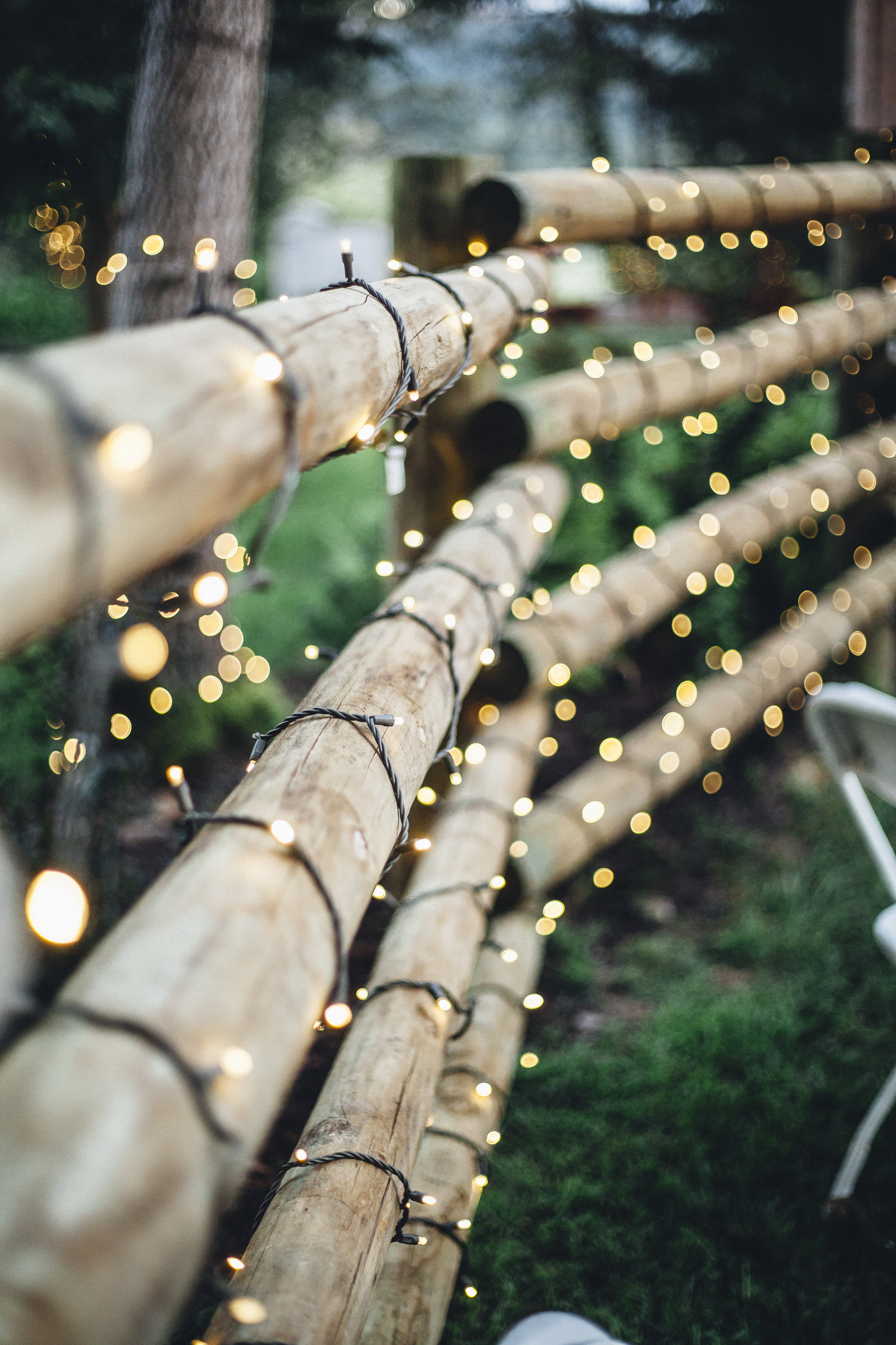 brown, water, celebration, land, closeup, selective focus, christmas light, wooden, wet, tree, 5K, drop, close-up, bokeh, light, focus on foreground, fence, Phone HD Wallpaper