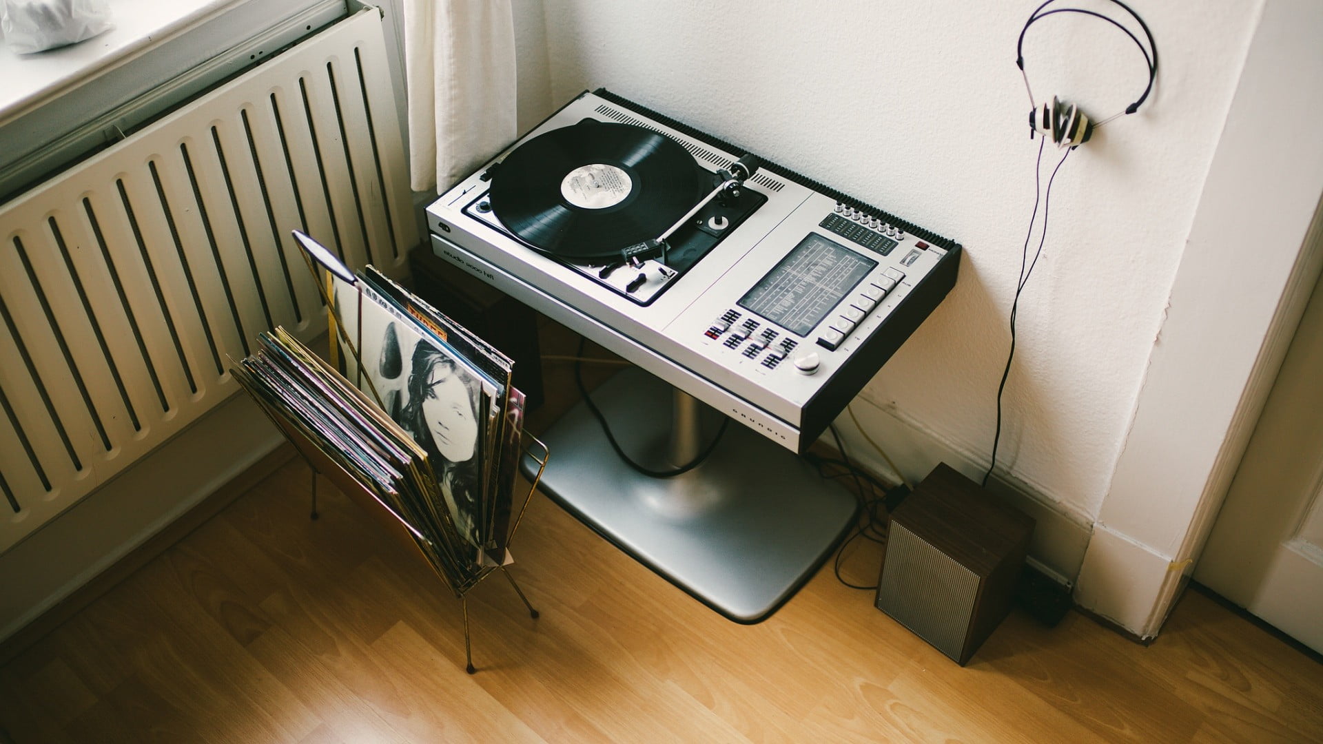 machine, computer monitor, indoors, wood, sewing, table, technology, no people, 1080P, domestic room, computer, hardwood floor, turntables, wall - building feature, HD Wallpaper