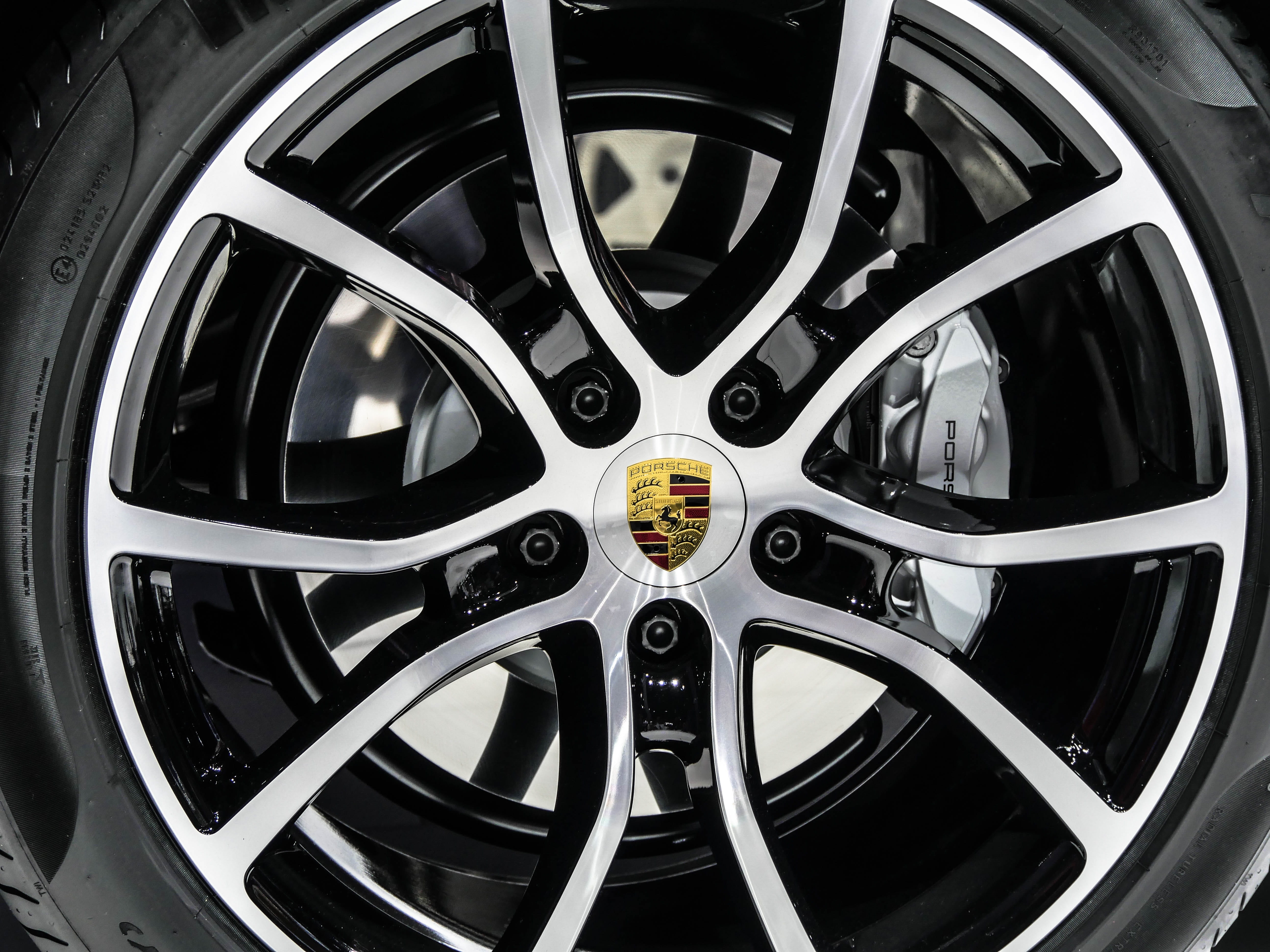 porsche, luxury, shiny, modern, land vehicle, motor vehicle, alu, mode of transportation, vehicle, photo, chrome, black color, 5K, close, alloy, circle, HD Wallpaper