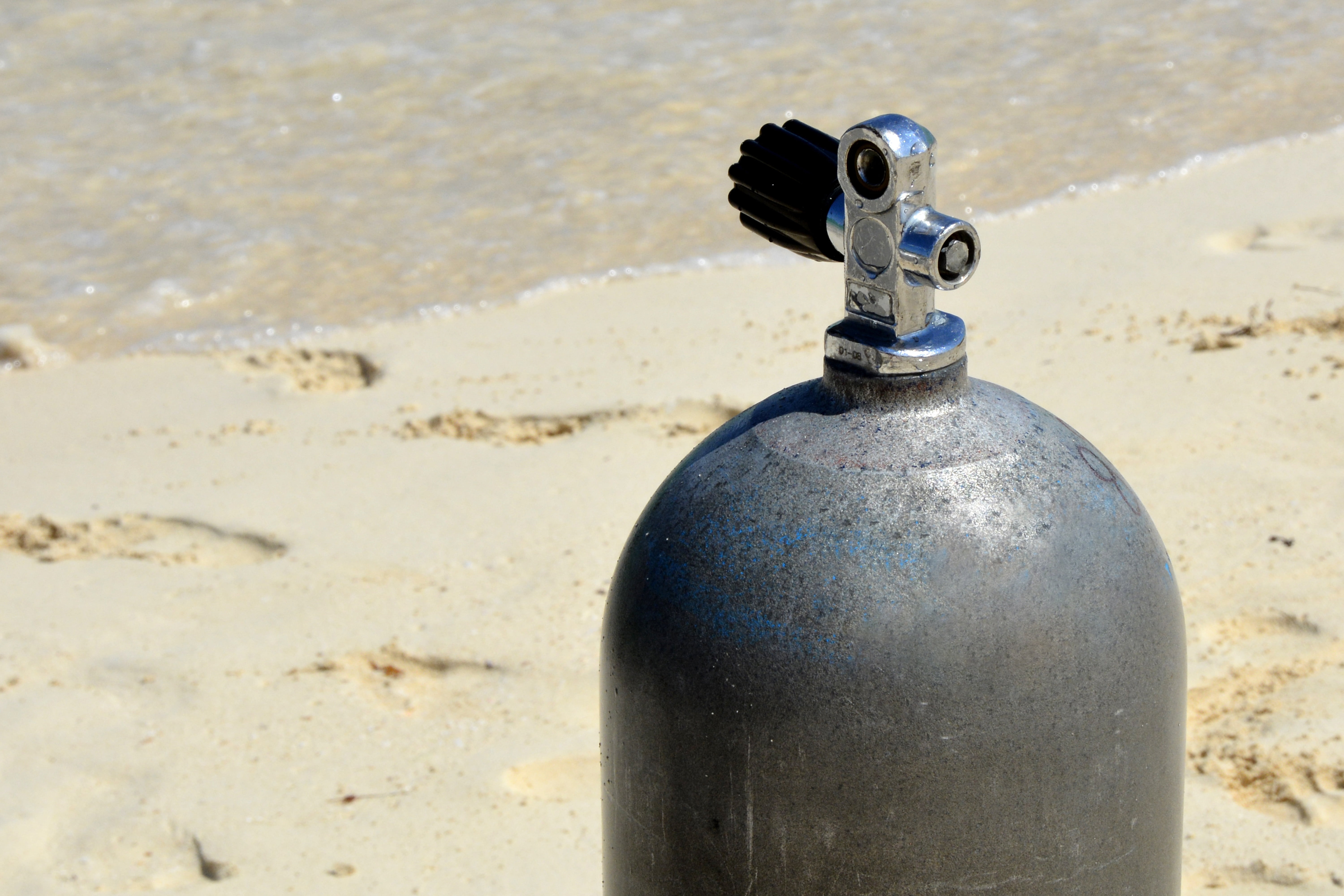 safety, no people, 5K, metal, depleted, grey, sunny, silver colored, focus on foreground, scuba tank valve, water sports, man made object, valve, diving bottle, HD Wallpaper