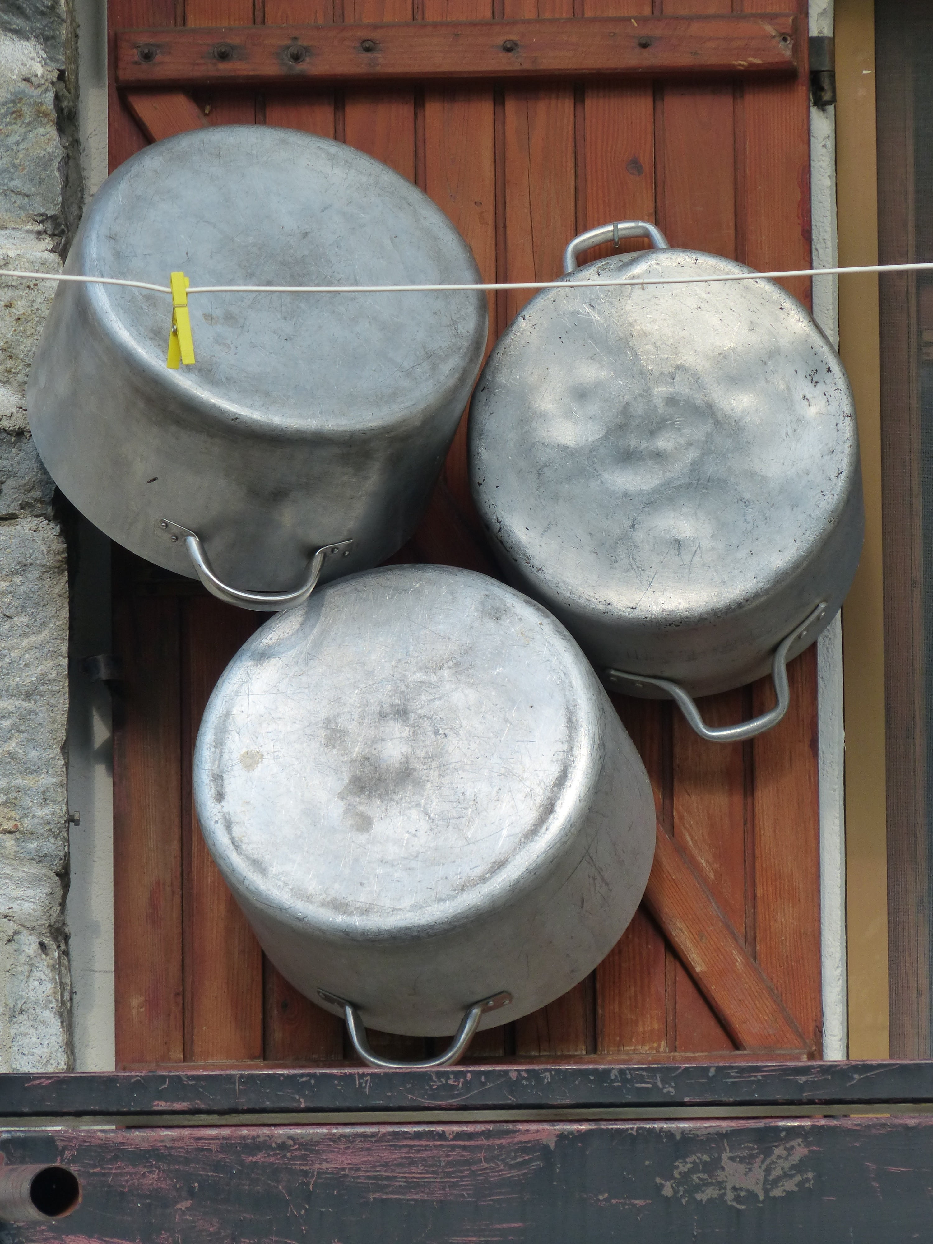 pot, neat, shape, group of objects, lid, kitchen utensil, cleaned up, household equipment, clean up, container, day, eat, 4K, wood - material, aluminium, Phone HD Wallpaper