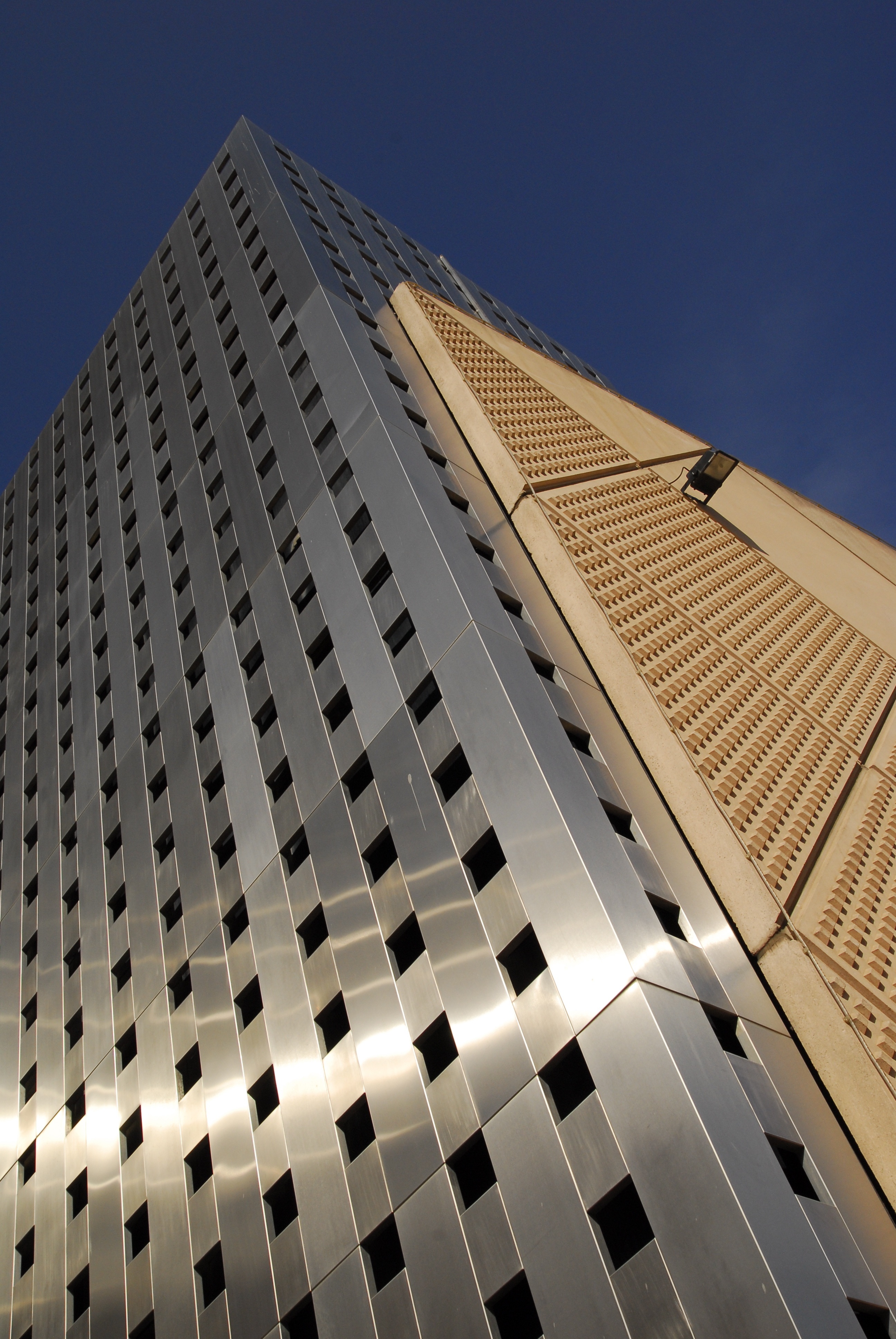 alu, office, modern, stainless steel, light, lighting, facade, design, architecture, structure, nature, metal, skyscraper, building exterior, low angle view, Phone HD Wallpaper