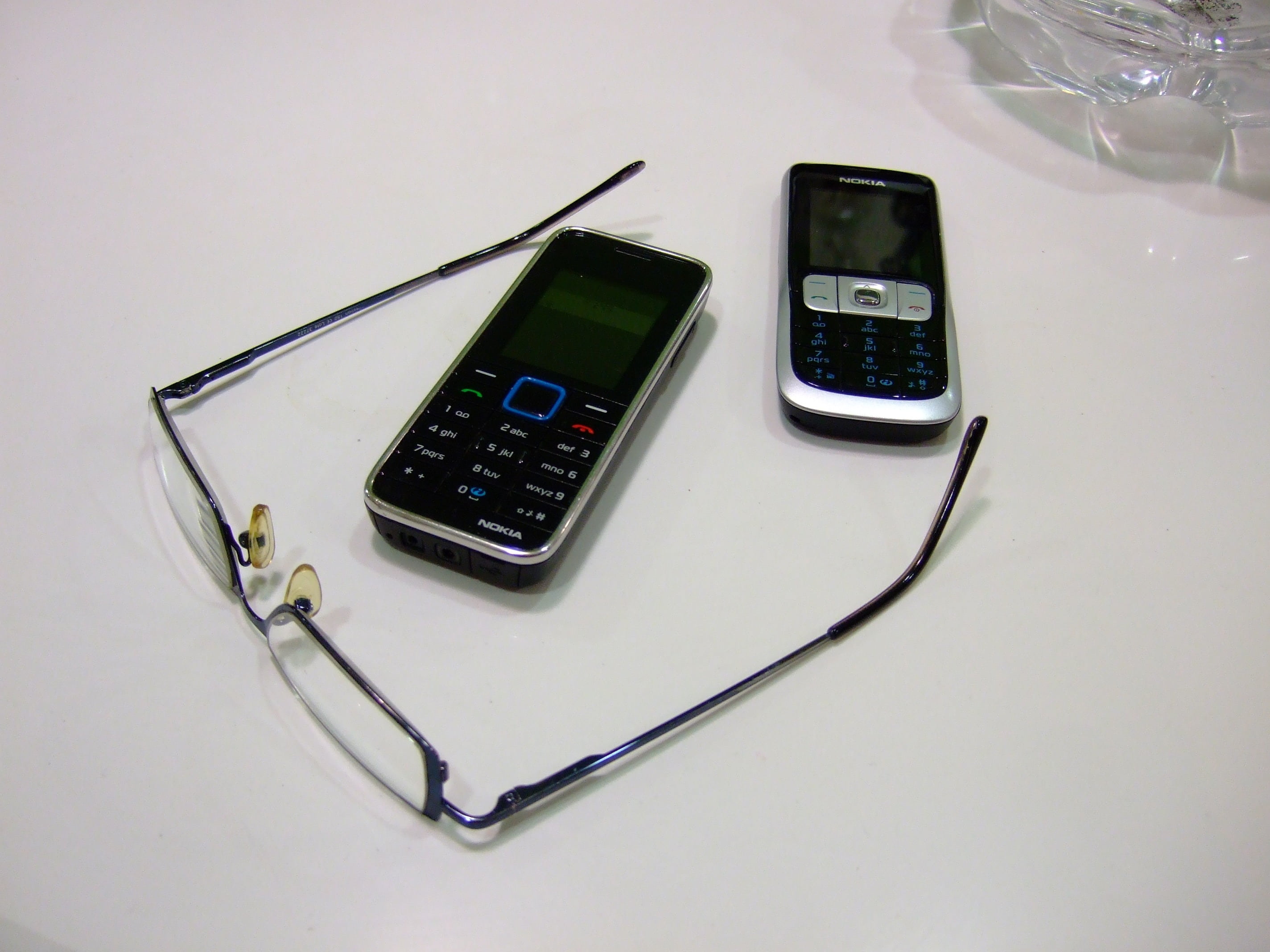 technology, mobile phone, phone, still life, sunglasses, accuracy, 2K, mobile, connection, no people, telephone, wireless technology, calculator, digital display, HD Wallpaper
