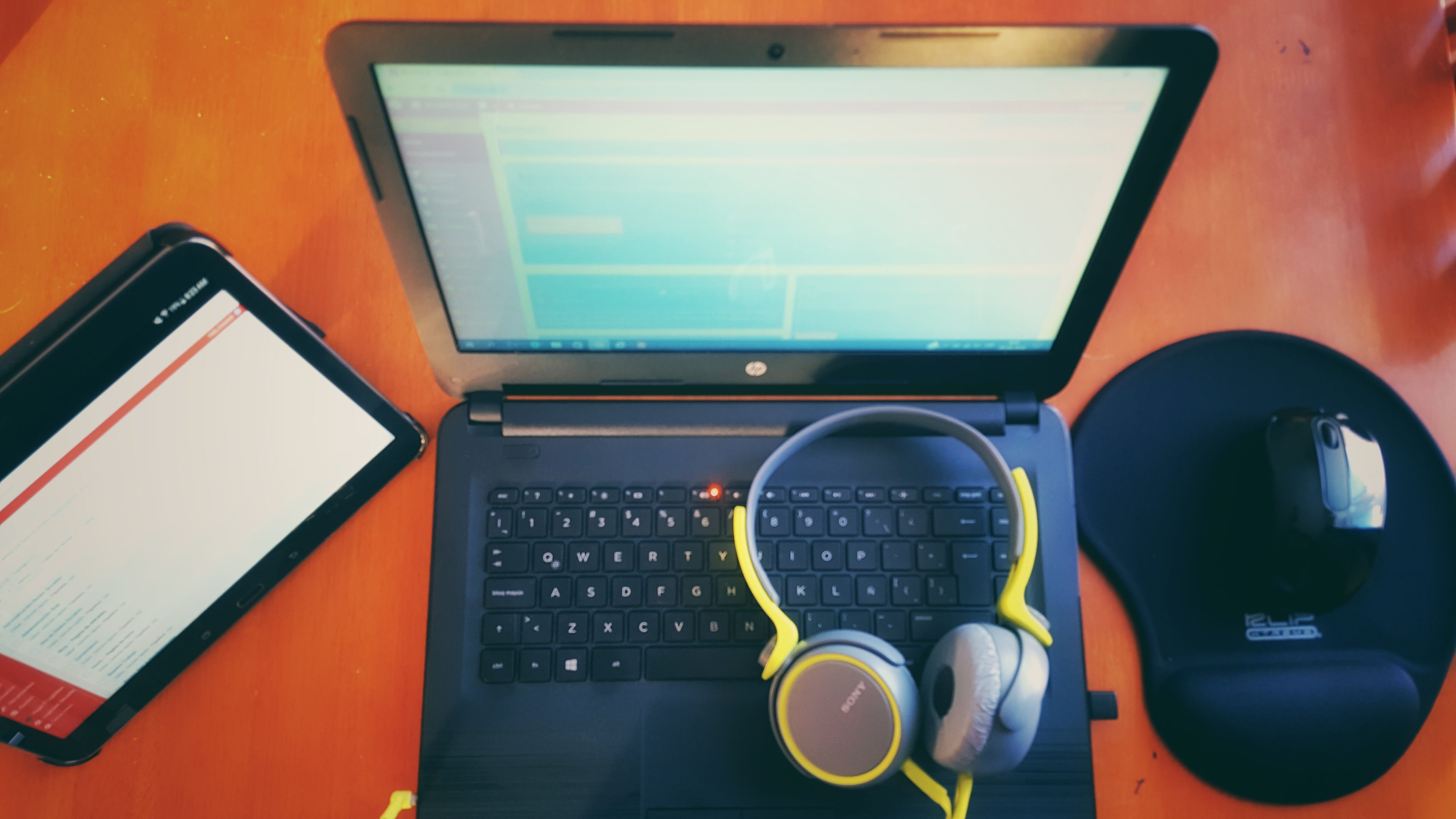 wireless technology, tablet, desktop pc, top, computer equipment, web, indoors, pc, responsive, communication, wooden, no people, furniture, internet, black, HD Wallpaper