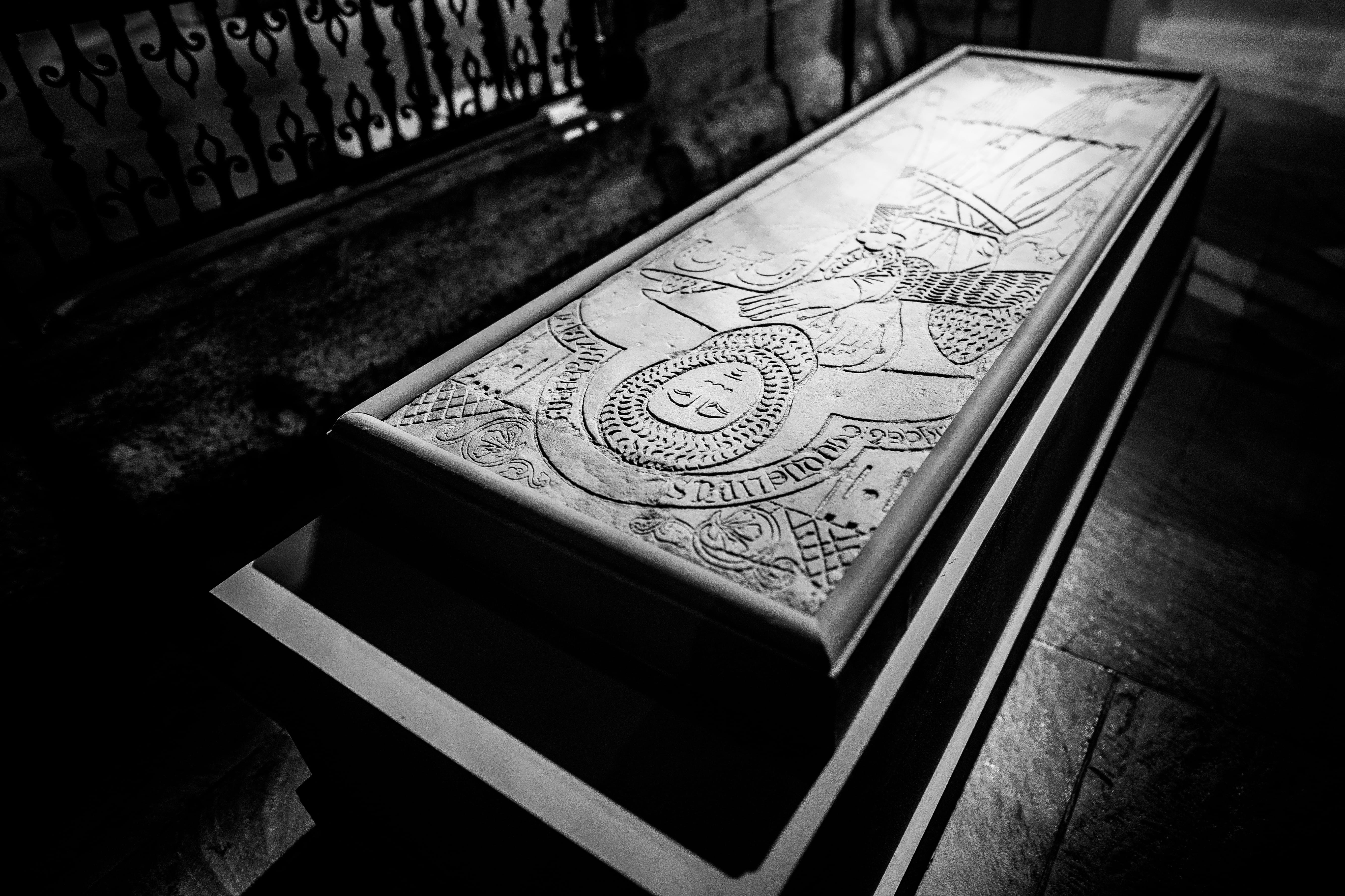 handrail, human representation, high angle view, arcade game machine, indoors, table, still life, brick, floral pattern, business, plaque, sketch, text, HD Wallpaper