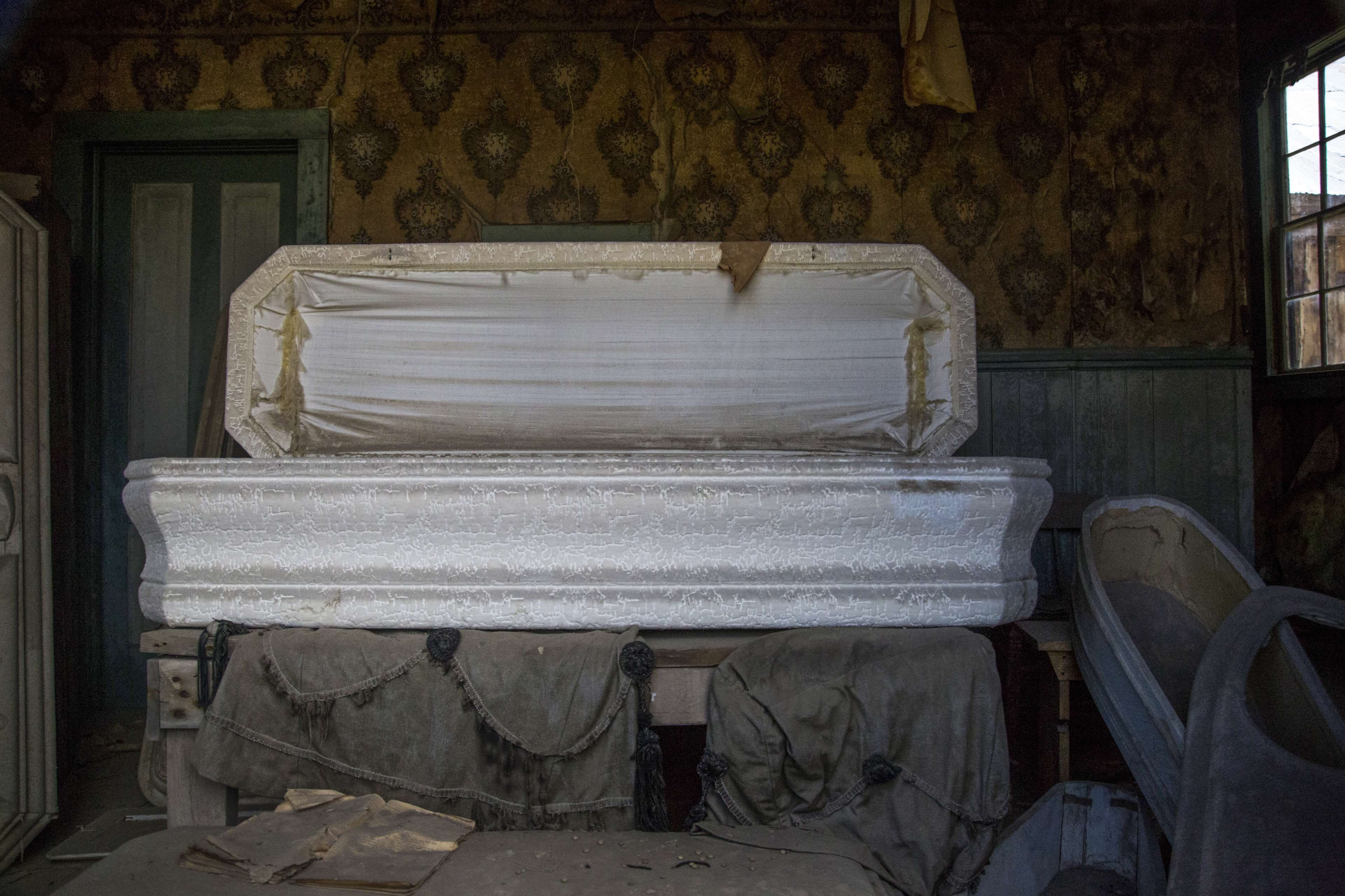 domestic room, messy, no people, coffin, old, the past, built structure, architecture, casket, furniture, empty, house, indoors, history, textile, bed, HD Wallpaper