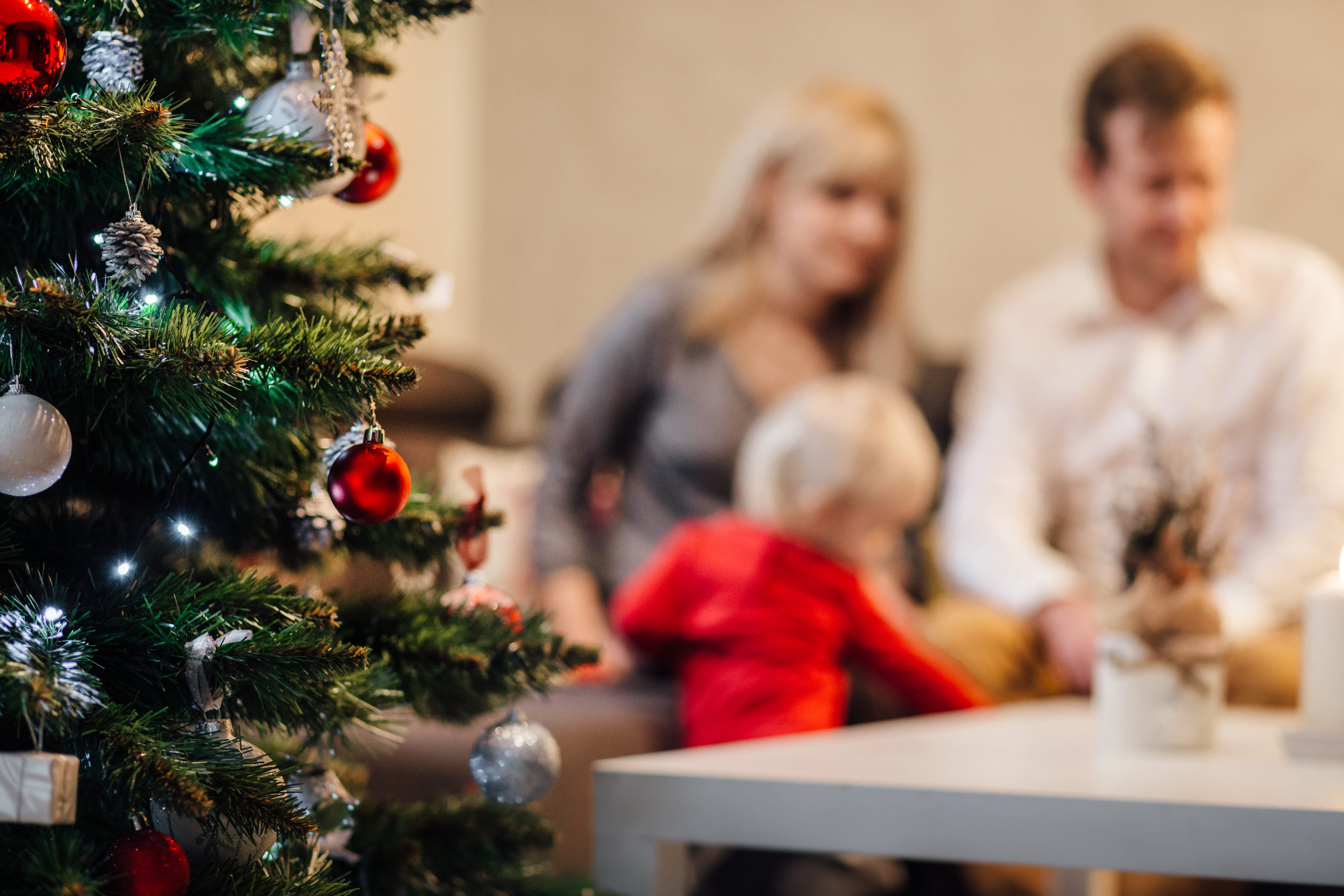 domestic room, people, wife, blur, family, lifestyles, room, holiday, smile, christmas tree, christmas decoration, winter, tree, mother, husband, kid, christmas balls, HD Wallpaper